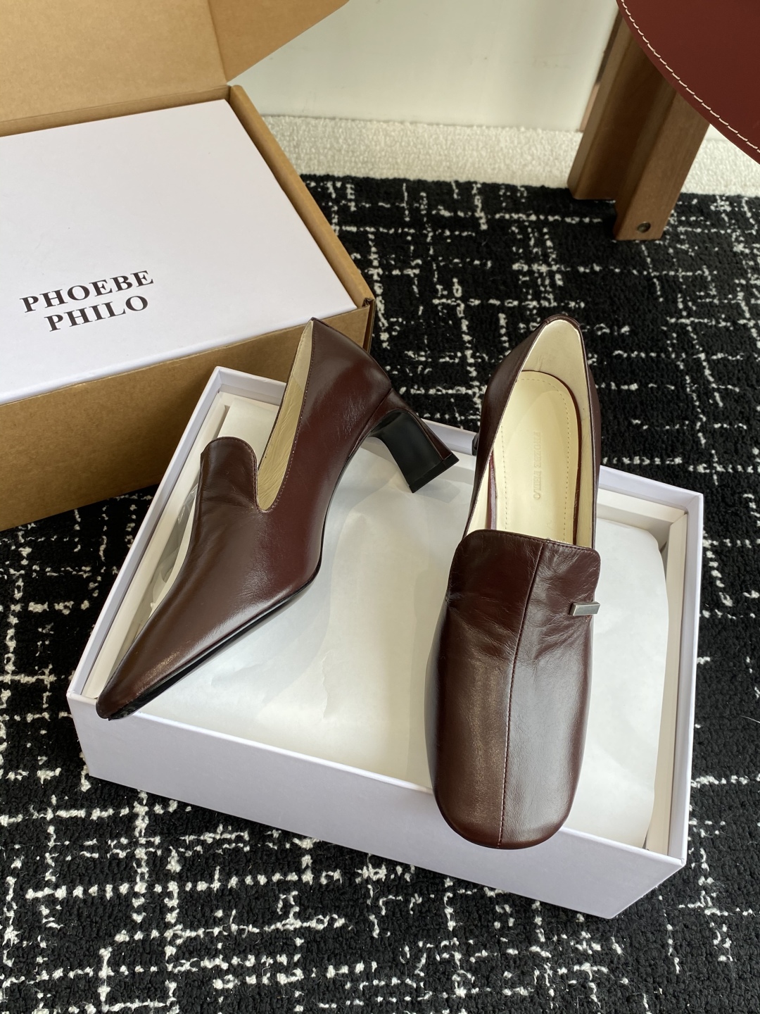 代购级
PHOEBE PHILO 25ss独家发售 双缝线方头玛丽珍单鞋

整体油蜡皮的质感简直不要太爱