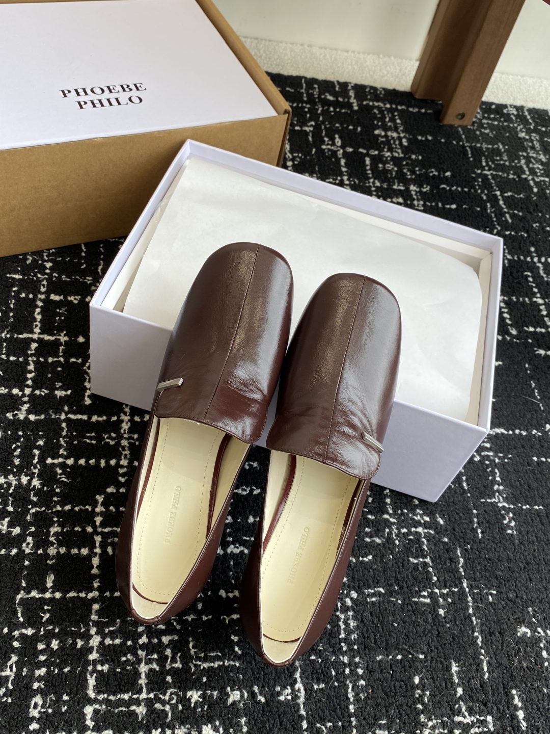 代购级
PHOEBE PHILO 25ss独家发售 双缝线方头玛丽珍单鞋

整体油蜡皮的质感简直不要太爱