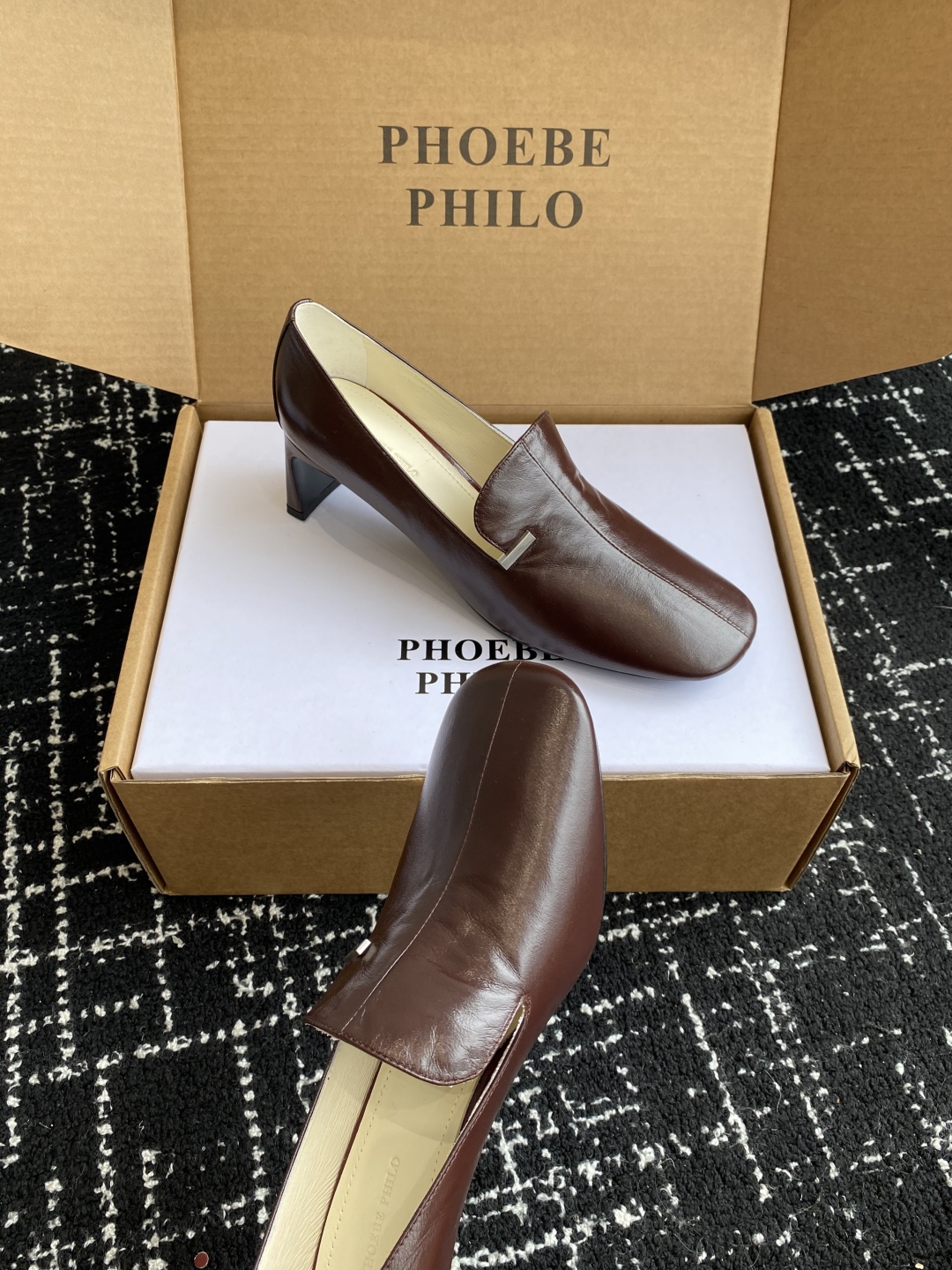 代购级
PHOEBE PHILO 25ss独家发售 双缝线方头玛丽珍单鞋

整体油蜡皮的质感简直不要太爱