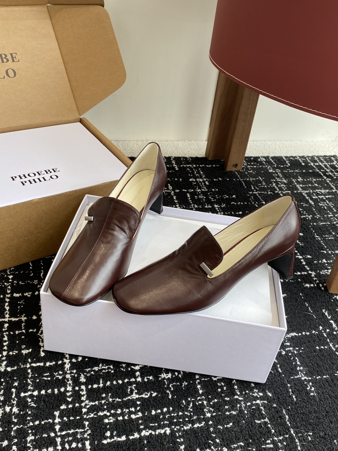 代购级
PHOEBE PHILO 25ss独家发售 双缝线方头玛丽珍单鞋

整体油蜡皮的质感简直不要太爱