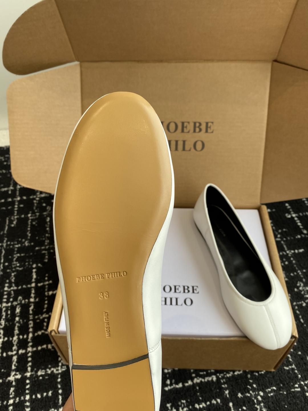 代购级
PHOEBE PHILO 25ss独家发售 鞋头缝线 圆头 芭蕾舞 单鞋

整体绵羊皮 的质感简