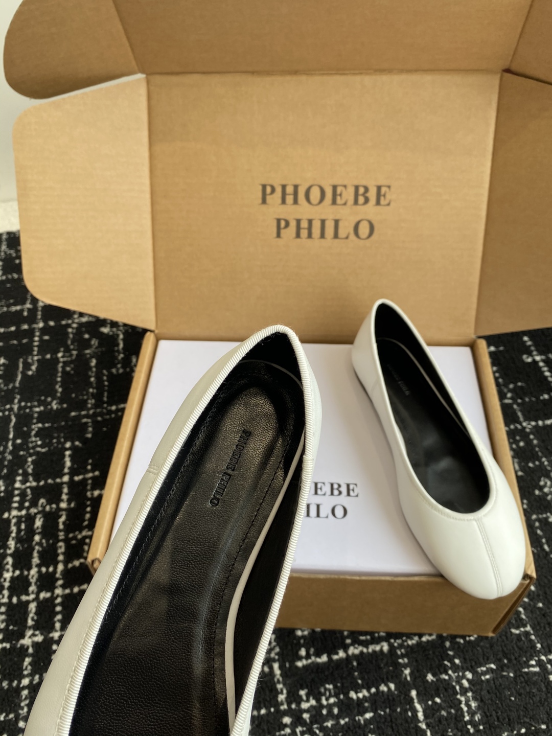 代购级
PHOEBE PHILO 25ss独家发售 鞋头缝线 圆头 芭蕾舞 单鞋

整体绵羊皮 的质感简