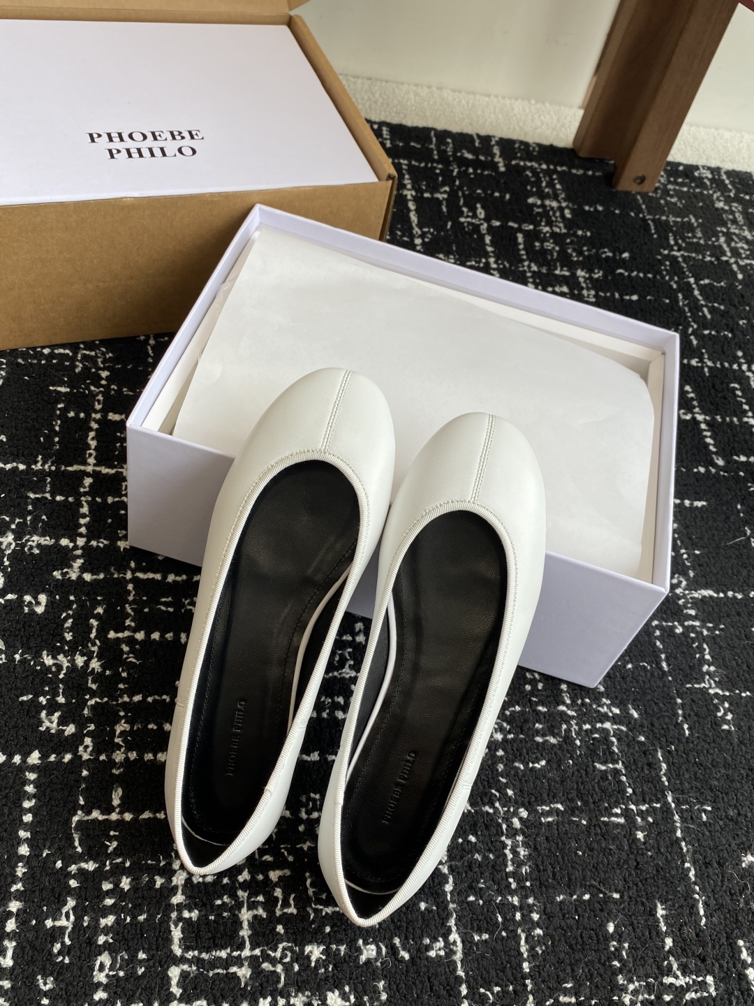 代购级
PHOEBE PHILO 25ss独家发售 鞋头缝线 圆头 芭蕾舞 单鞋

整体绵羊皮 的质感简