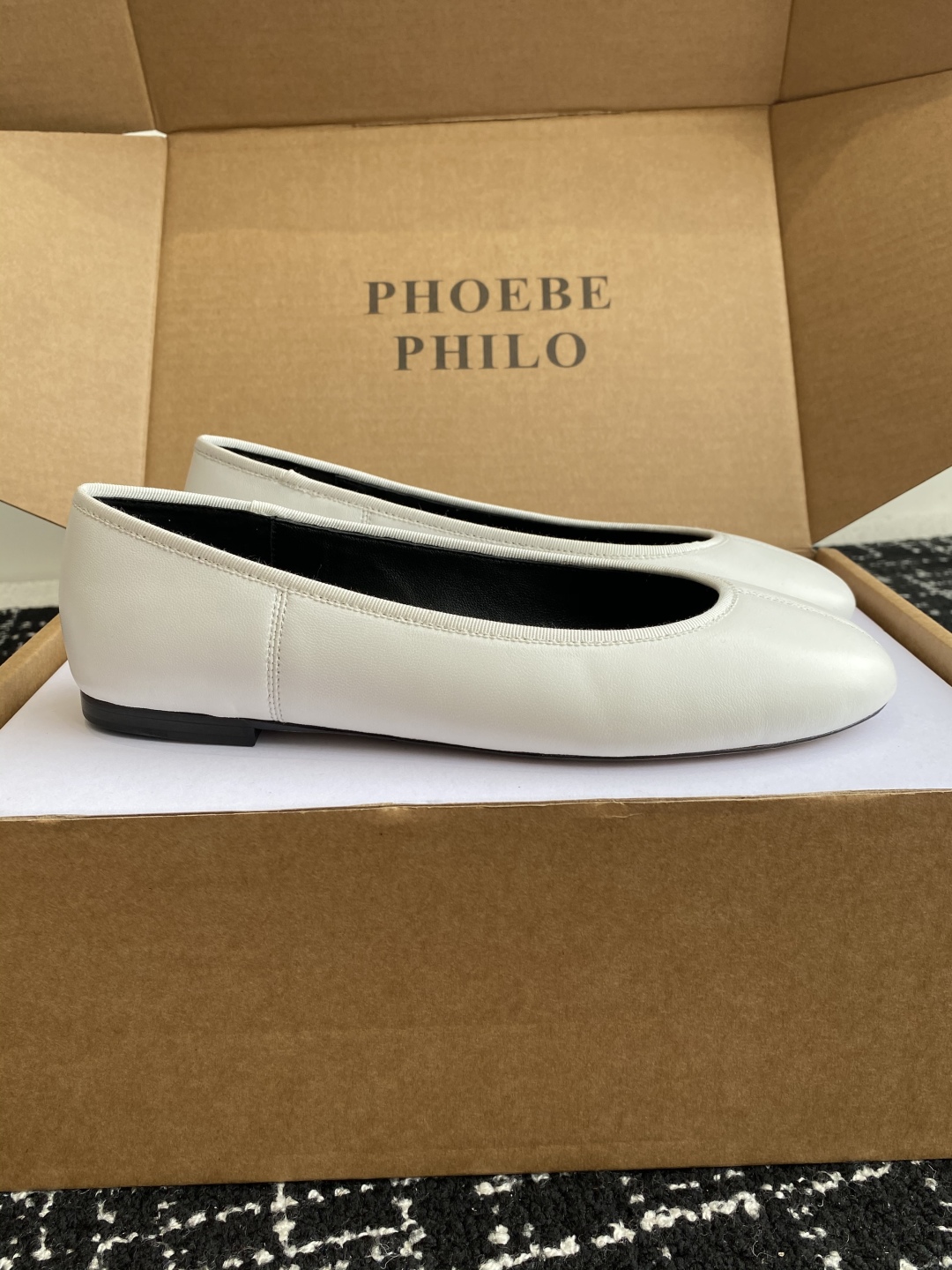 代购级
PHOEBE PHILO 25ss独家发售 鞋头缝线 圆头 芭蕾舞 单鞋

整体绵羊皮 的质感简