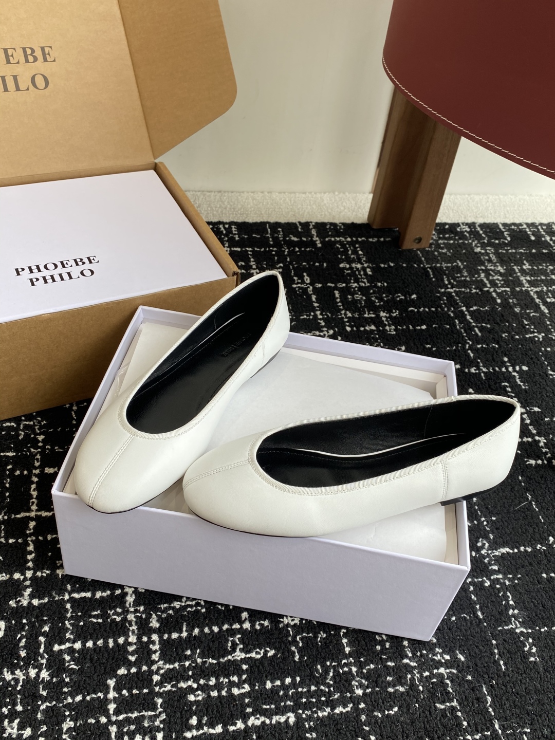 代购级
PHOEBE PHILO 25ss独家发售 鞋头缝线 圆头 芭蕾舞 单鞋

整体绵羊皮 的质感简