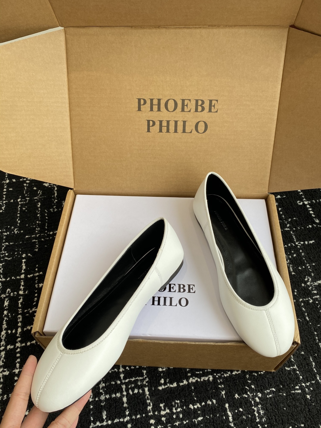 代购级
PHOEBE PHILO 25ss独家发售 鞋头缝线 圆头 芭蕾舞 单鞋

整体绵羊皮 的质感简