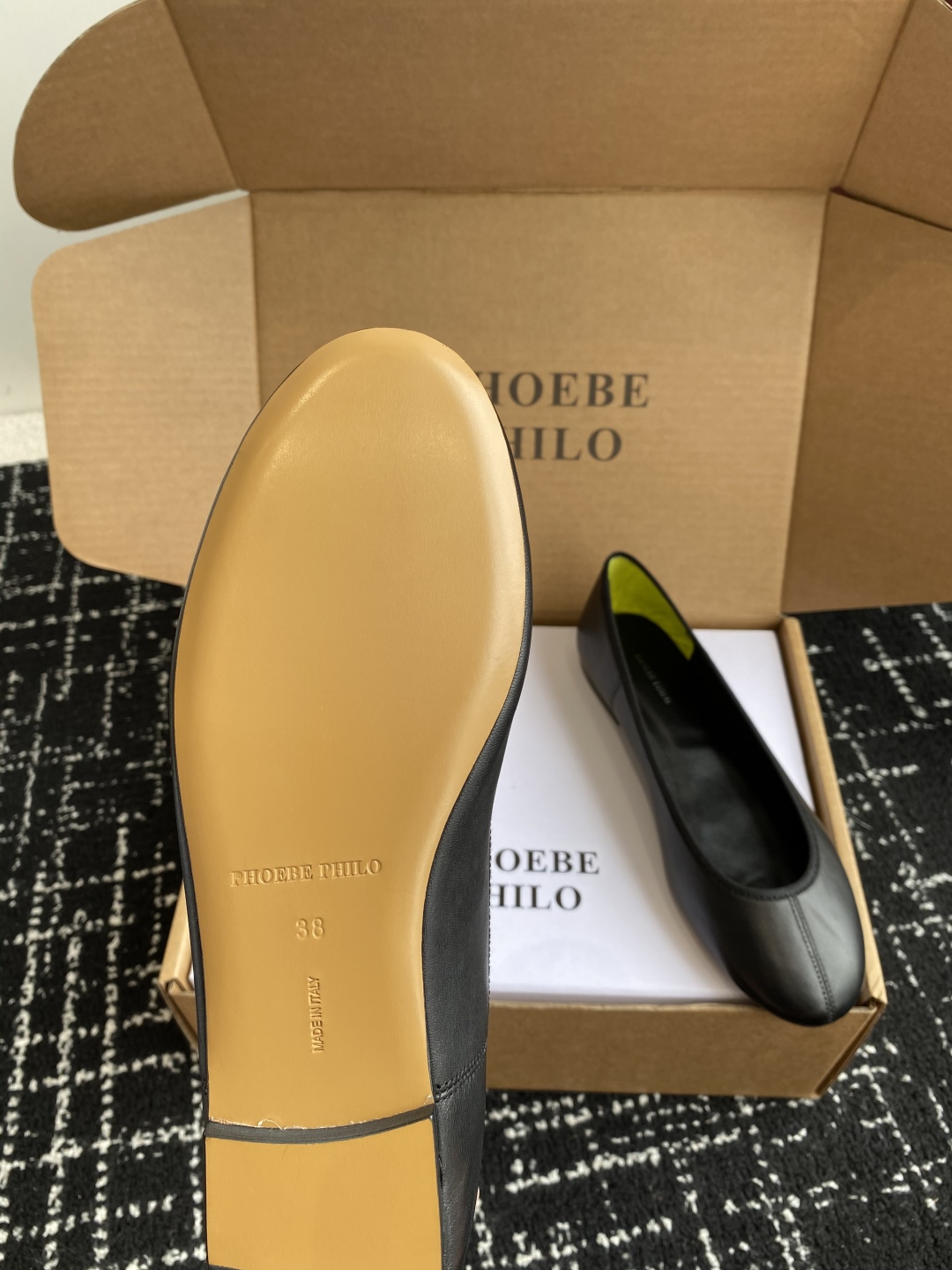 代购级
PHOEBE PHILO 25ss独家发售 鞋头缝线 圆头 芭蕾舞 单鞋

整体绵羊皮 的质感简