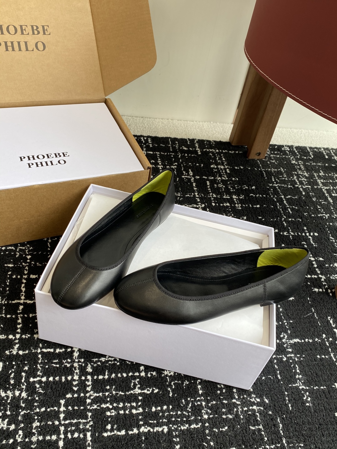 代购级
PHOEBE PHILO 25ss独家发售 鞋头缝线 圆头 芭蕾舞 单鞋

整体绵羊皮 的质感简