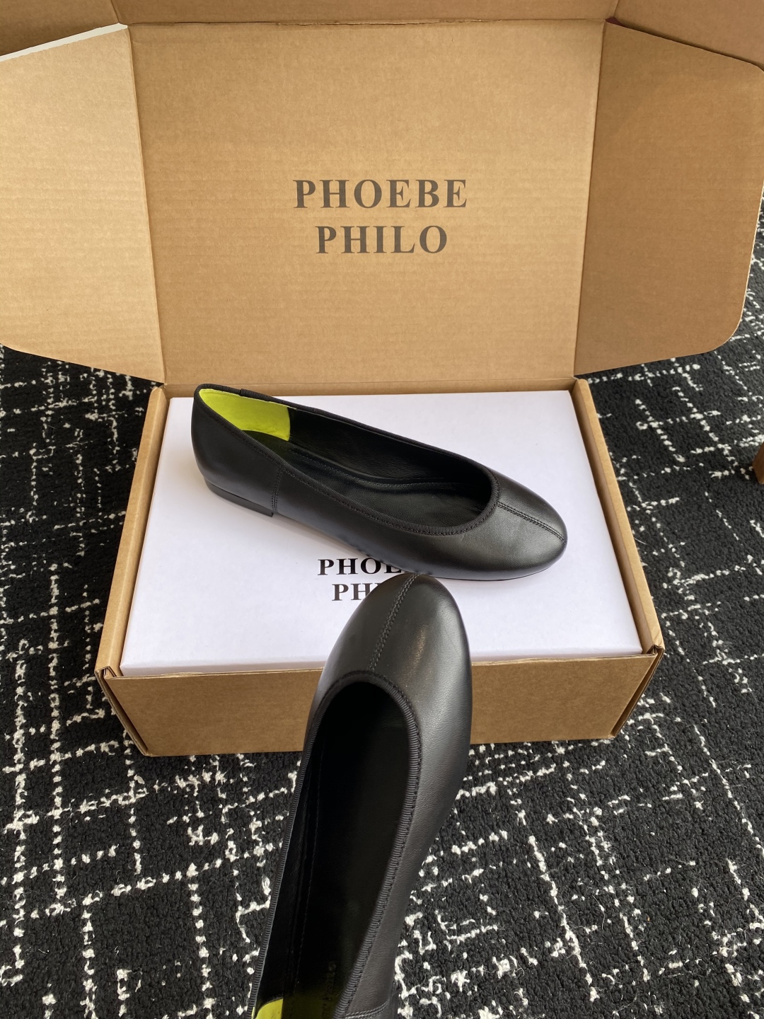 代购级
PHOEBE PHILO 25ss独家发售 鞋头缝线 圆头 芭蕾舞 单鞋

整体绵羊皮 的质感简