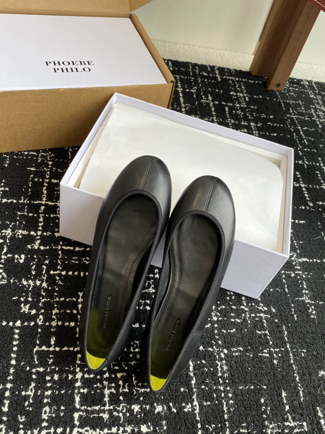 代购级
PHOEBE PHILO 25ss独家发售 鞋头缝线 圆头 芭蕾舞 单鞋

整体绵羊皮 的质感简