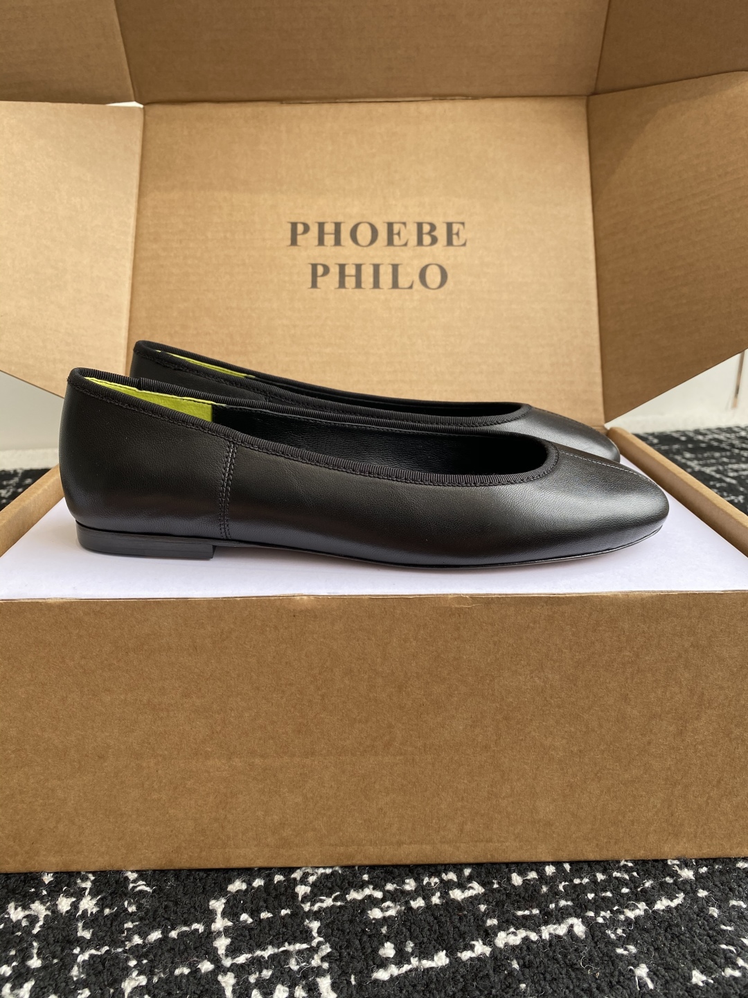 代购级
PHOEBE PHILO 25ss独家发售 鞋头缝线 圆头 芭蕾舞 单鞋

整体绵羊皮 的质感简