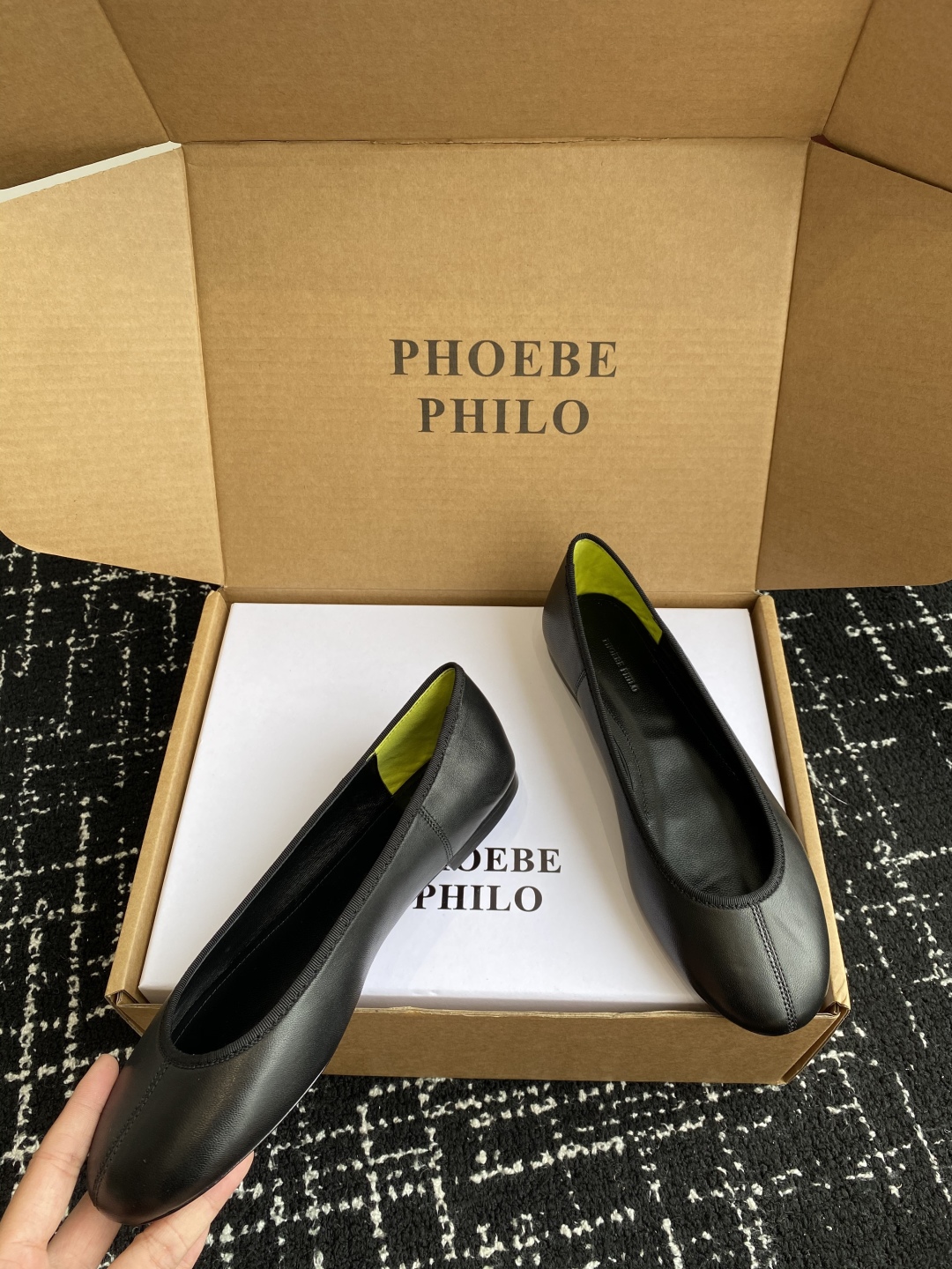 代购级
PHOEBE PHILO 25ss独家发售 鞋头缝线 圆头 芭蕾舞 单鞋

整体绵羊皮 的质感简