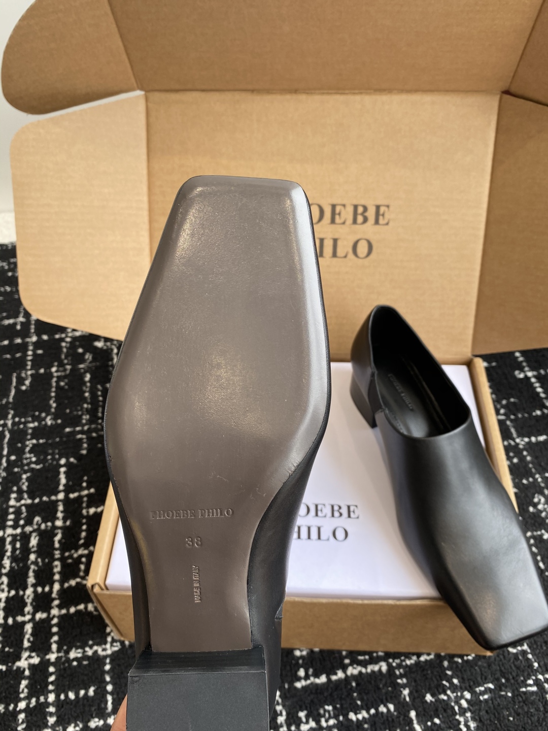 代购级
PHOEBE PHILO 25ss独家发售 方头 单鞋

整体小牛皮 的质感简直不要太爱！不同于