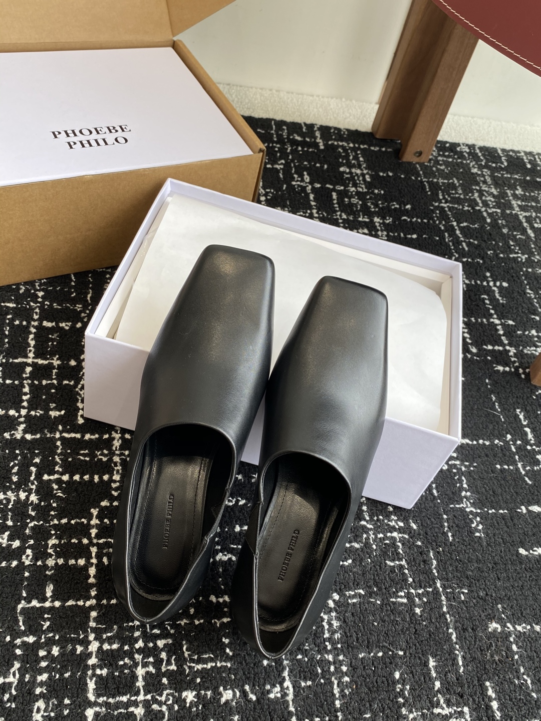 代购级
PHOEBE PHILO 25ss独家发售 方头 单鞋

整体小牛皮 的质感简直不要太爱！不同于
