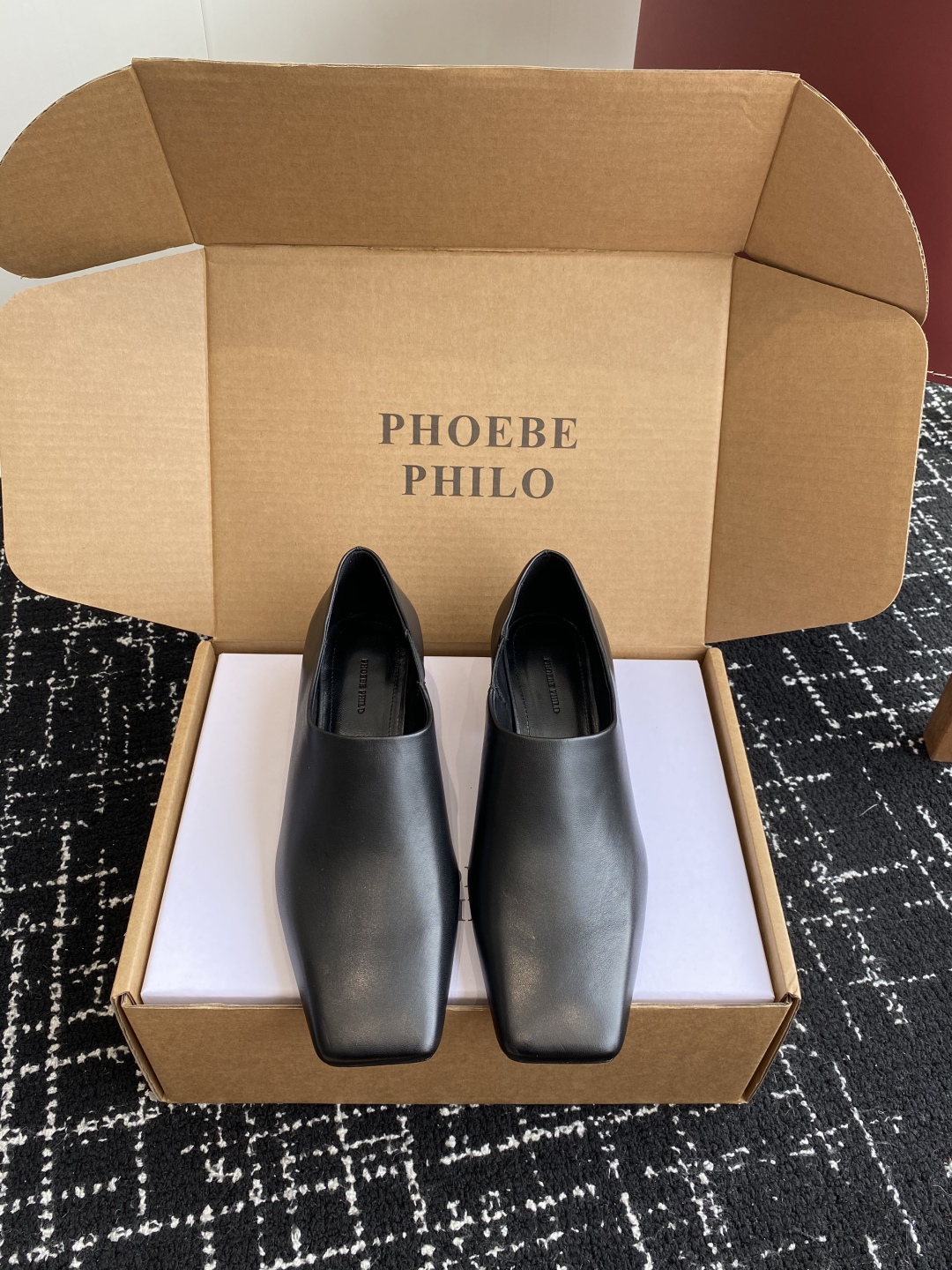 代购级
PHOEBE PHILO 25ss独家发售 方头 单鞋

整体小牛皮 的质感简直不要太爱！不同于