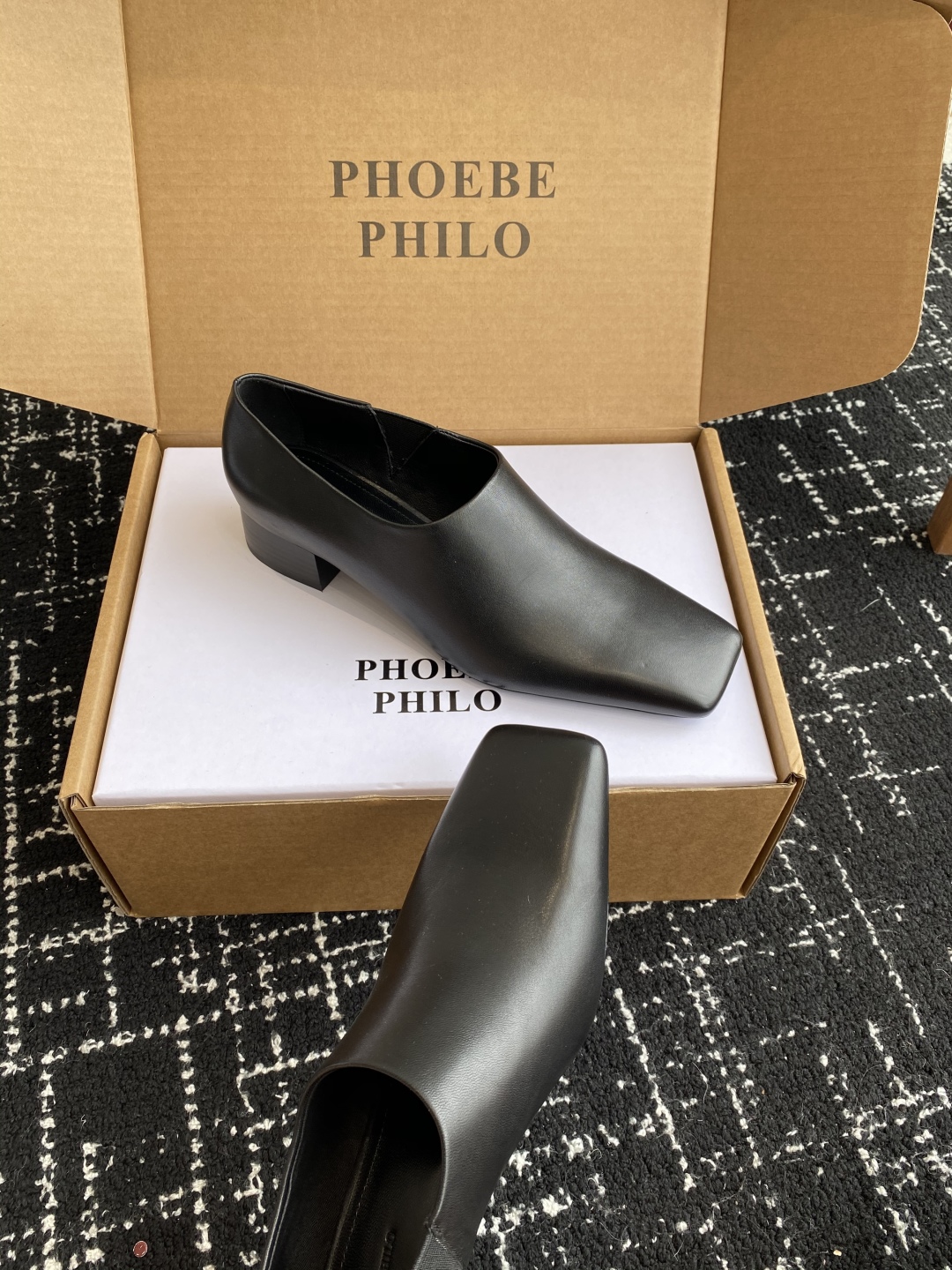 代购级
PHOEBE PHILO 25ss独家发售 方头 单鞋

整体小牛皮 的质感简直不要太爱！不同于