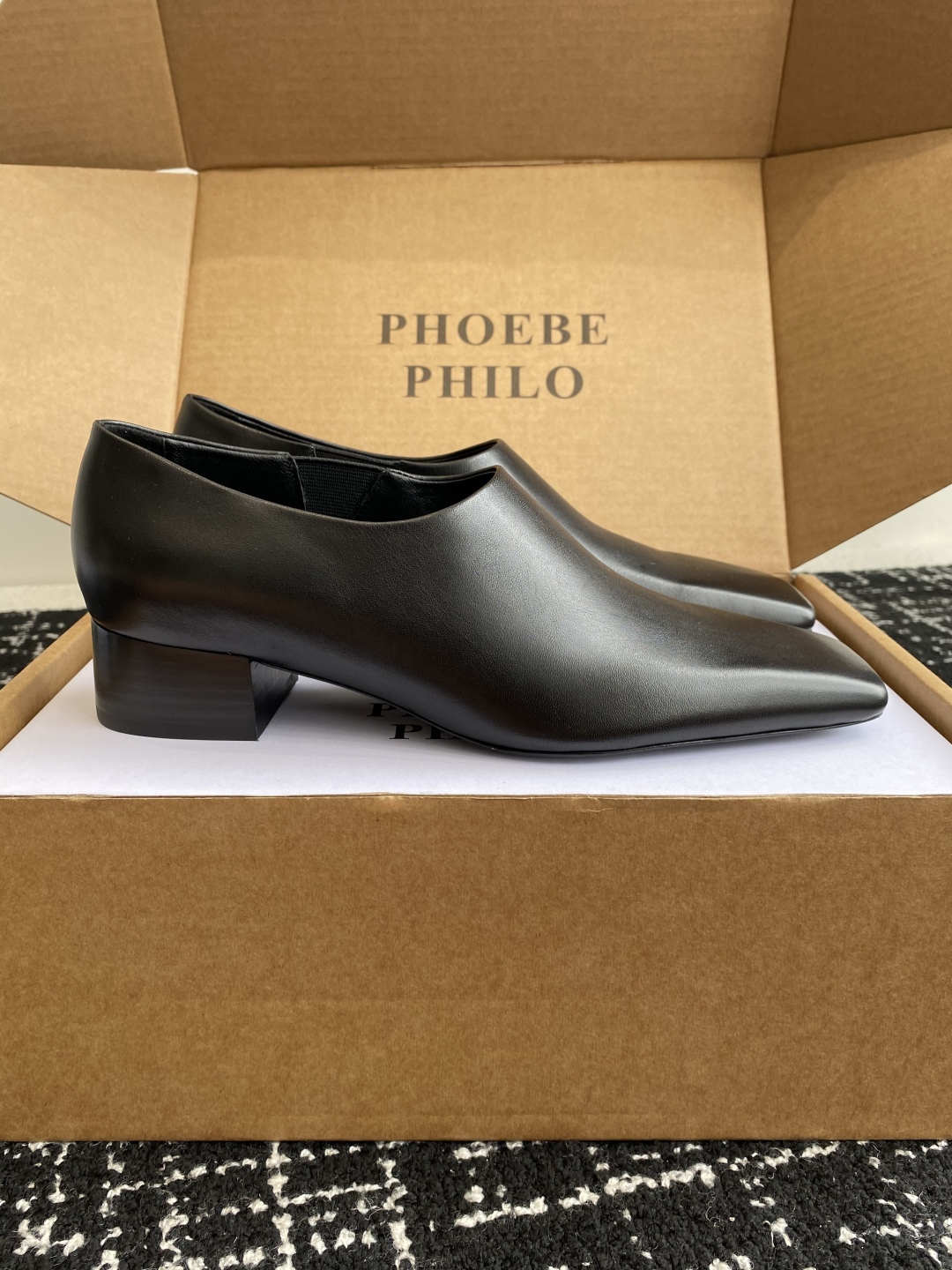 代购级
PHOEBE PHILO 25ss独家发售 方头 单鞋

整体小牛皮 的质感简直不要太爱！不同于