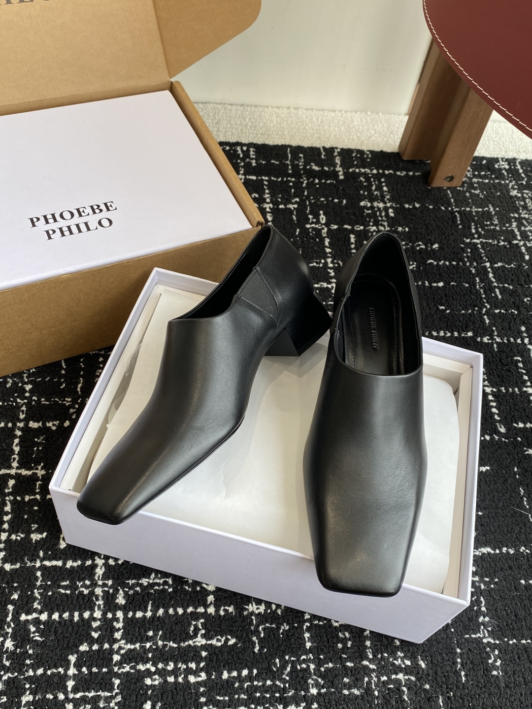 代购级
PHOEBE PHILO 25ss独家发售 方头 单鞋

整体小牛皮 的质感简直不要太爱！不同于