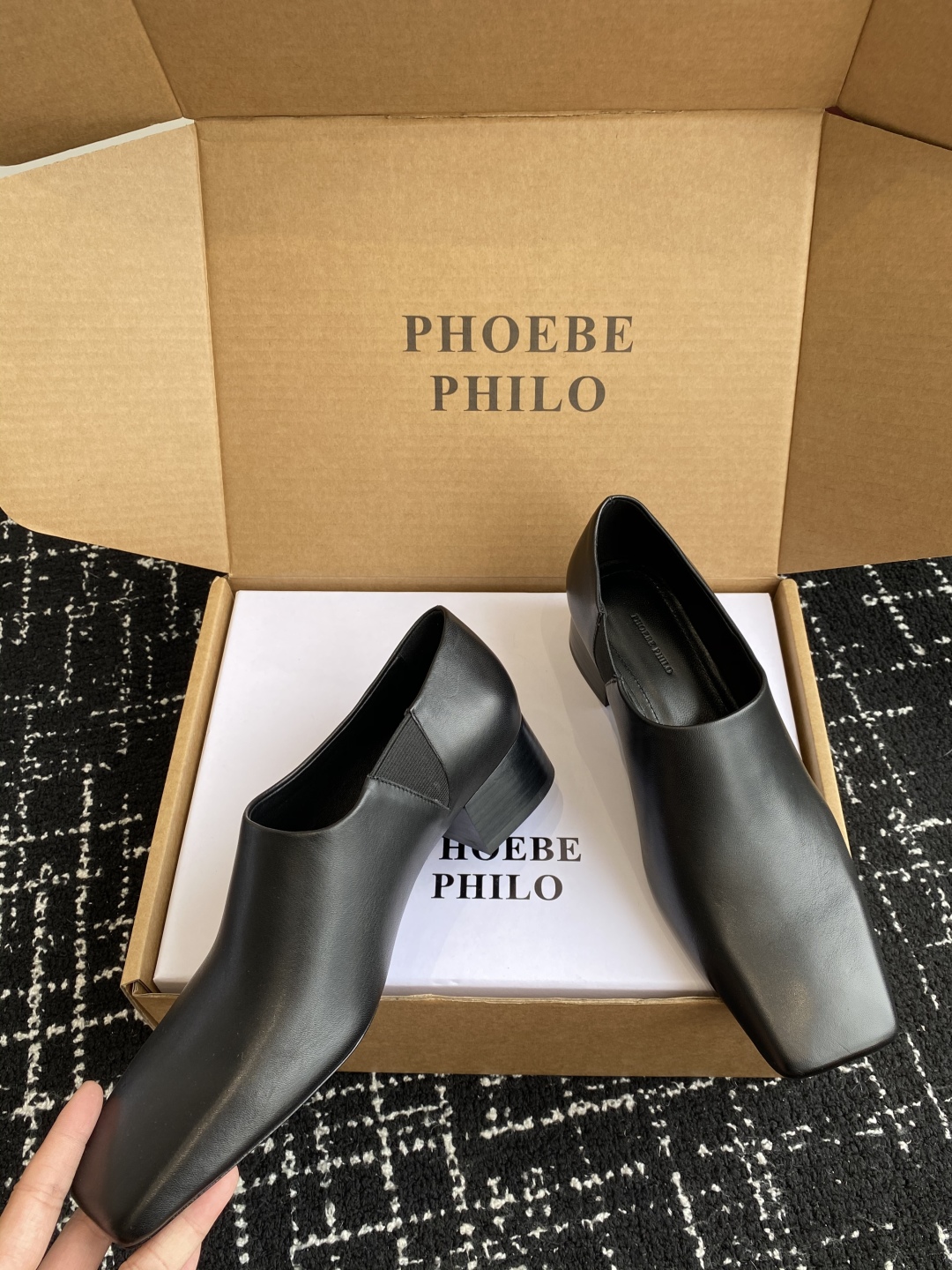 代购级
PHOEBE PHILO 25ss独家发售 方头 单鞋

整体小牛皮 的质感简直不要太爱！不同于