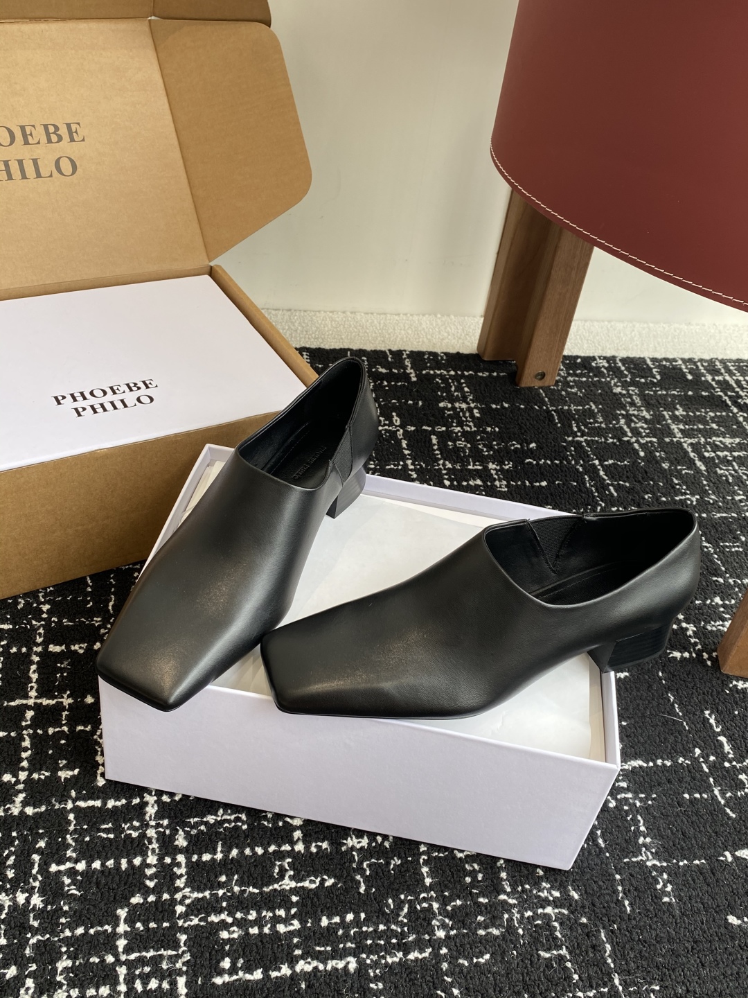 代购级
PHOEBE PHILO 25ss独家发售 方头 单鞋

整体小牛皮 的质感简直不要太爱！不同于