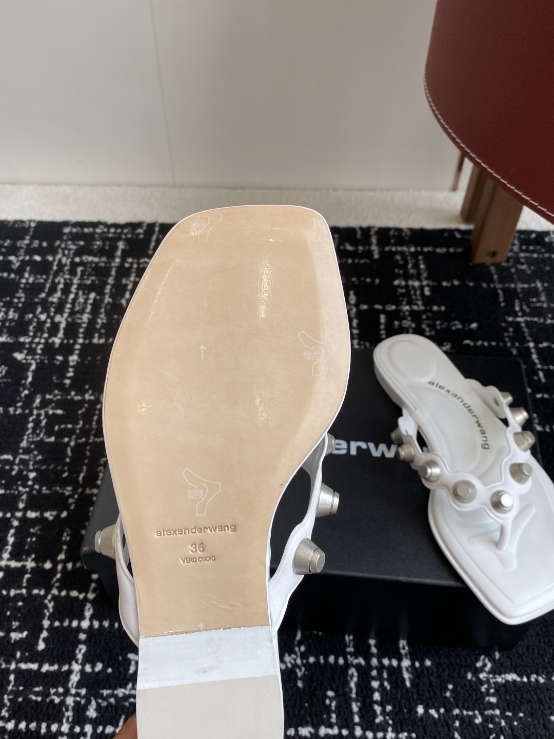 代购级
Alexander Wang 25ss 春季火爆新款 钮钉 人字拖鞋，性感钢珠包边高级优雅

整