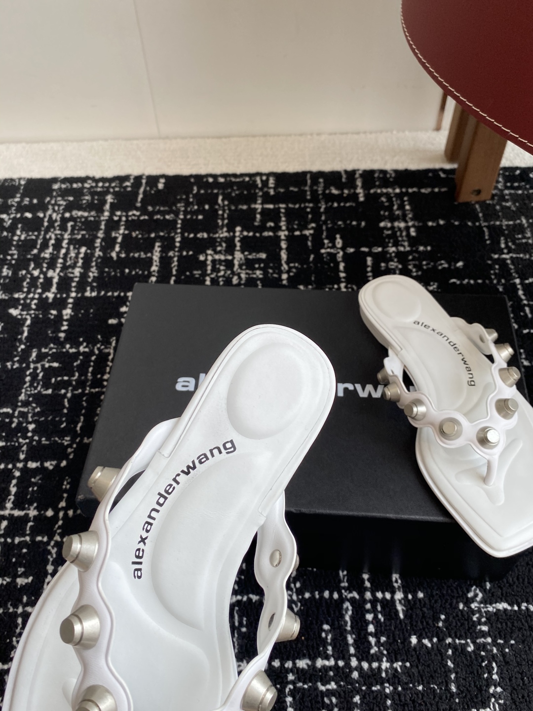代购级
Alexander Wang 25ss 春季火爆新款 钮钉 人字拖鞋，性感钢珠包边高级优雅

整
