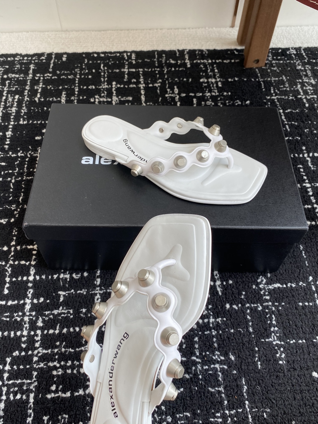 代购级
Alexander Wang 25ss 春季火爆新款 钮钉 人字拖鞋，性感钢珠包边高级优雅

整