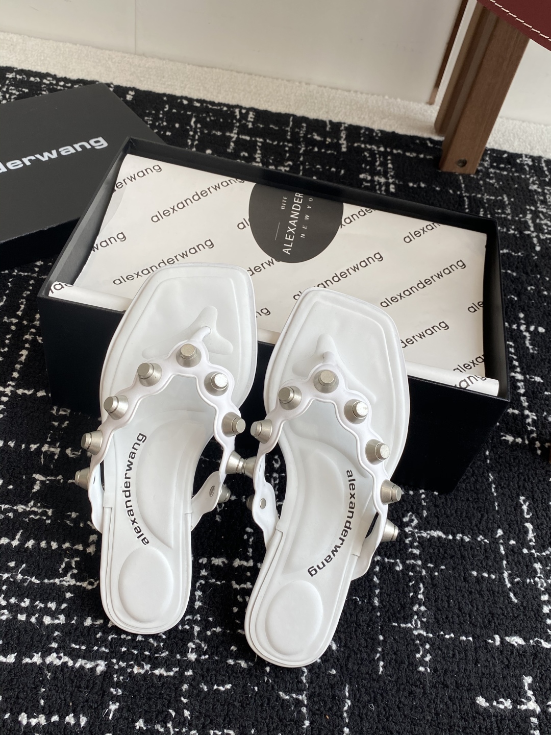 代购级
Alexander Wang 25ss 春季火爆新款 钮钉 人字拖鞋，性感钢珠包边高级优雅

整