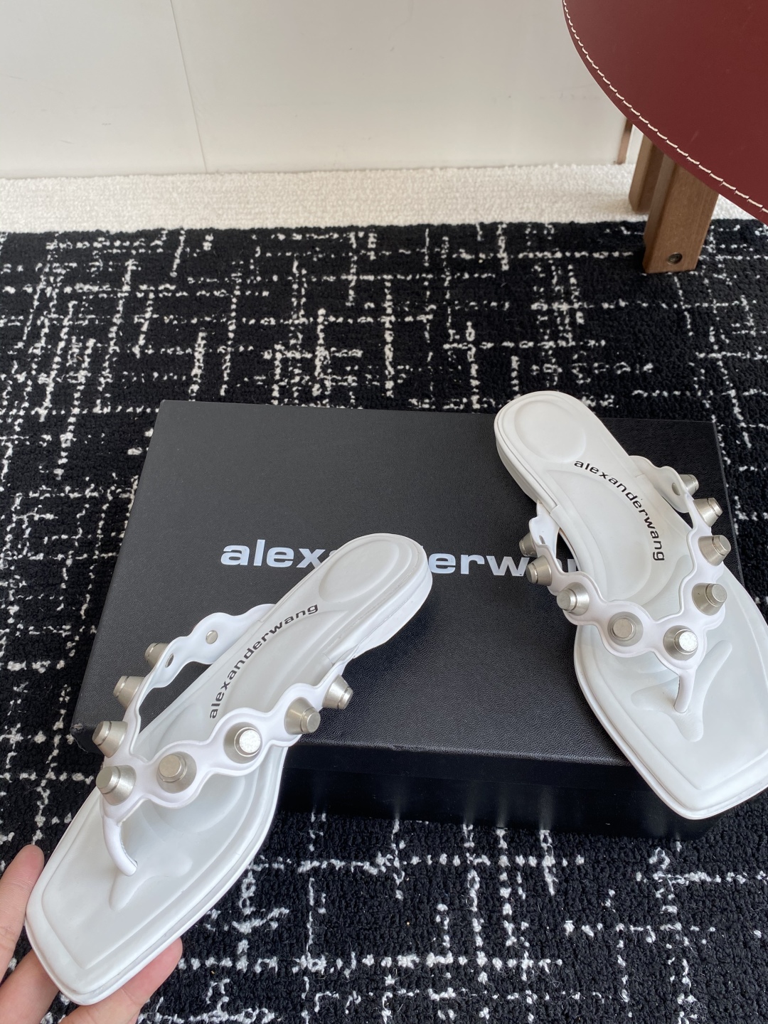 代购级
Alexander Wang 25ss 春季火爆新款 钮钉 人字拖鞋，性感钢珠包边高级优雅

整