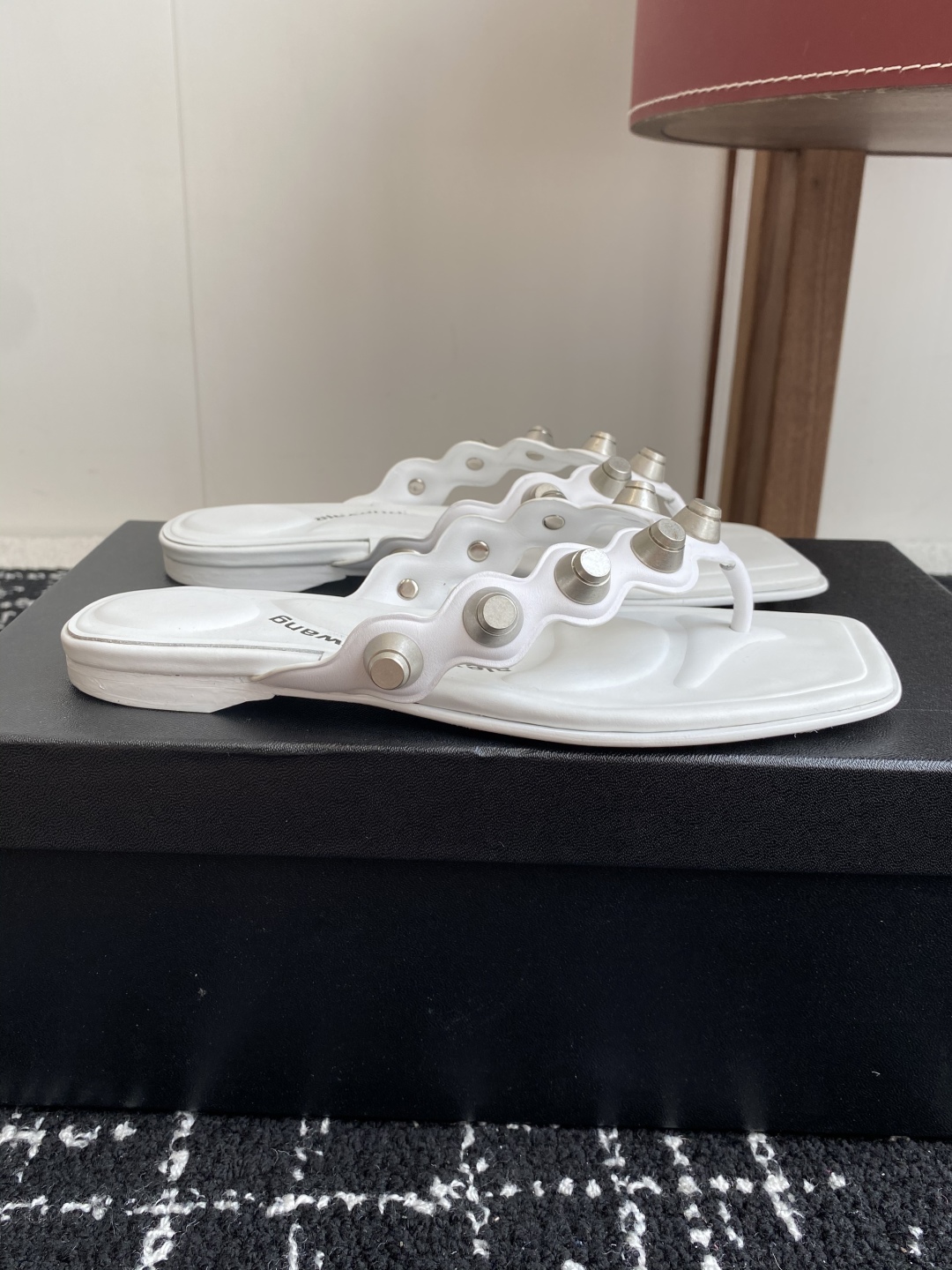 代购级
Alexander Wang 25ss 春季火爆新款 钮钉 人字拖鞋，性感钢珠包边高级优雅

整