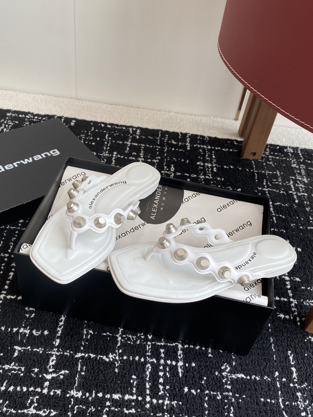 代购级
Alexander Wang 25ss 春季火爆新款 钮钉 人字拖鞋，性感钢珠包边高级优雅

整