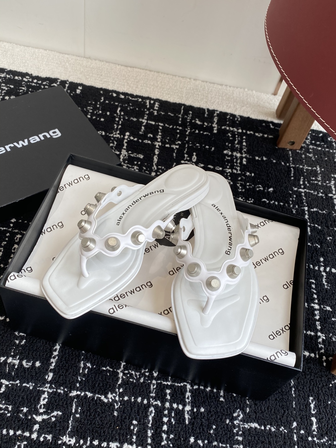 代购级
Alexander Wang 25ss 春季火爆新款 钮钉 人字拖鞋，性感钢珠包边高级优雅

整