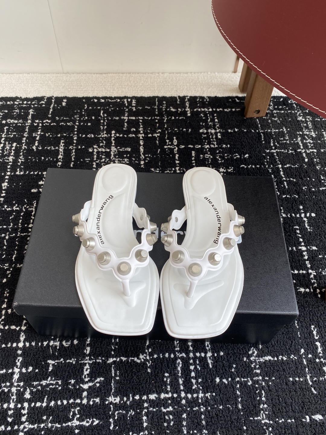 代购级
Alexander Wang 25ss 春季火爆新款 钮钉 人字拖鞋，性感钢珠包边高级优雅

整