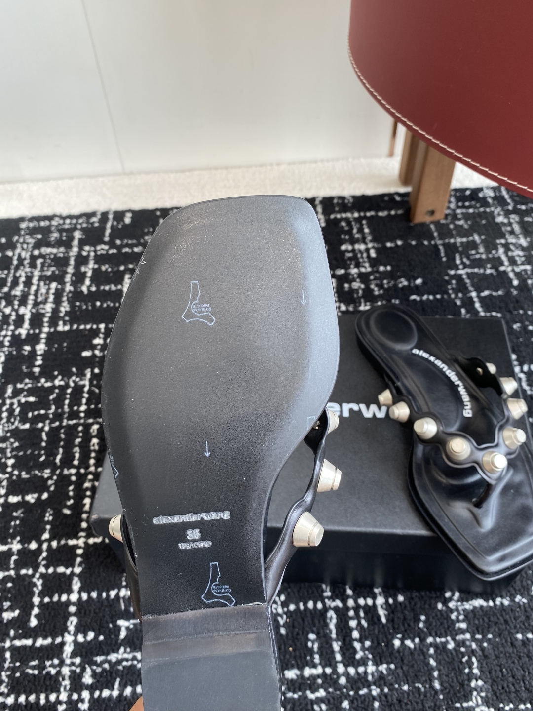 代购级
Alexander Wang 25ss 春季火爆新款 钮钉 人字拖鞋，性感钢珠包边高级优雅

整