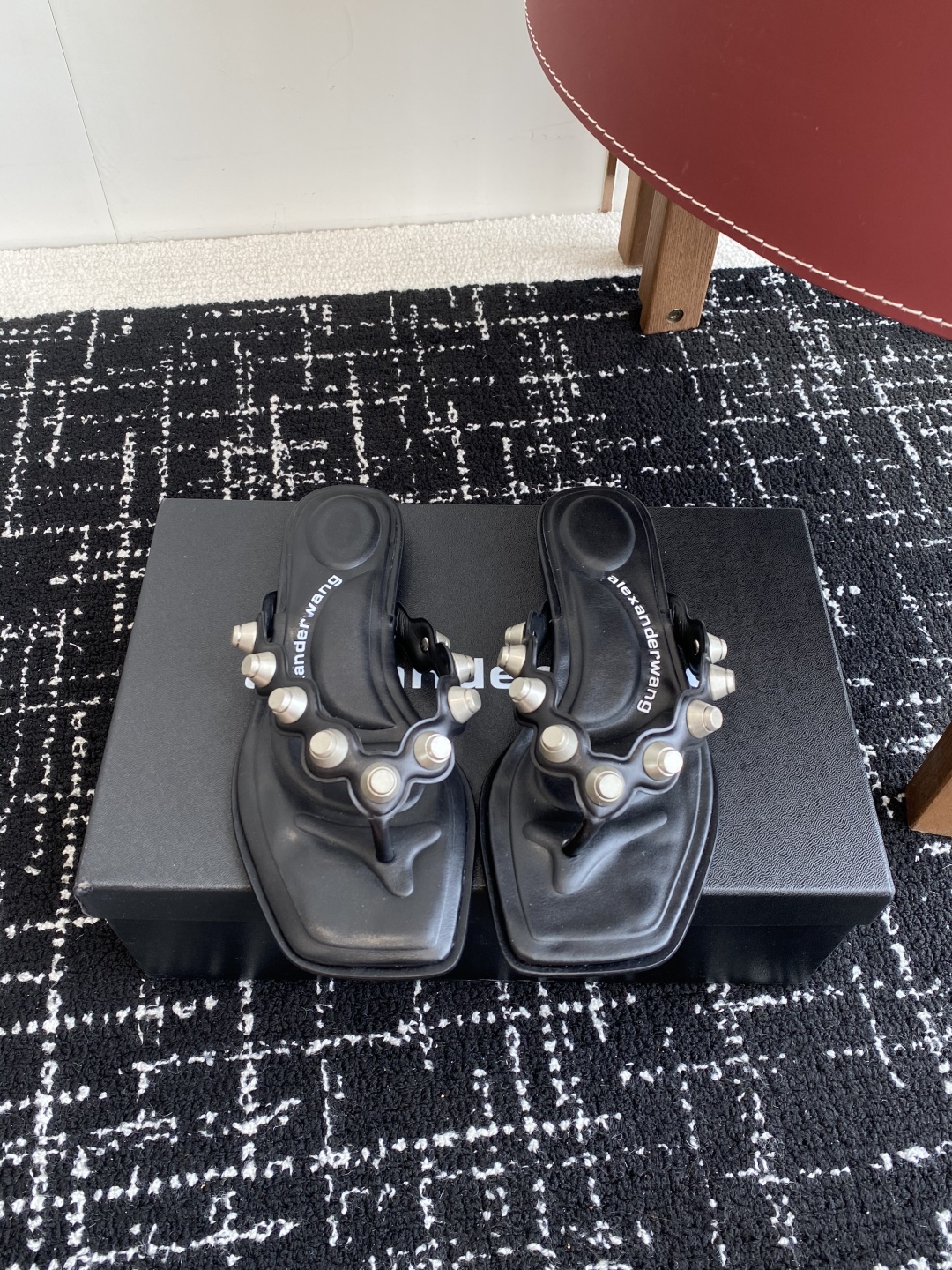 代购级
Alexander Wang 25ss 春季火爆新款 钮钉 人字拖鞋，性感钢珠包边高级优雅

整