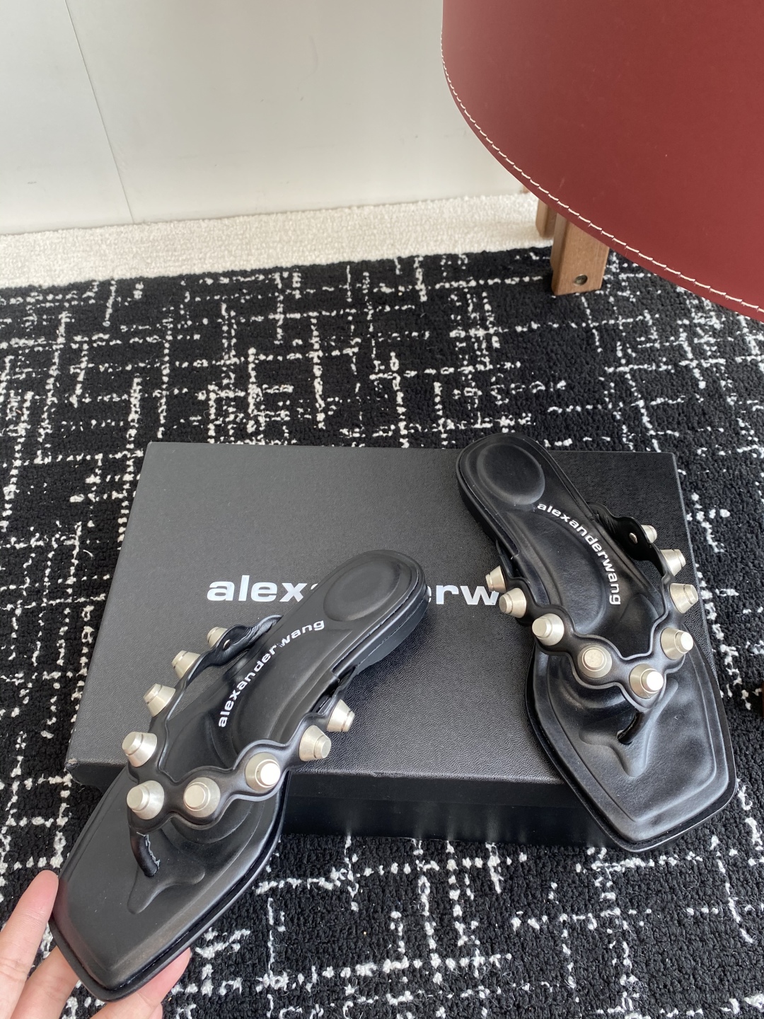 代购级
Alexander Wang 25ss 春季火爆新款 钮钉 人字拖鞋，性感钢珠包边高级优雅

整
