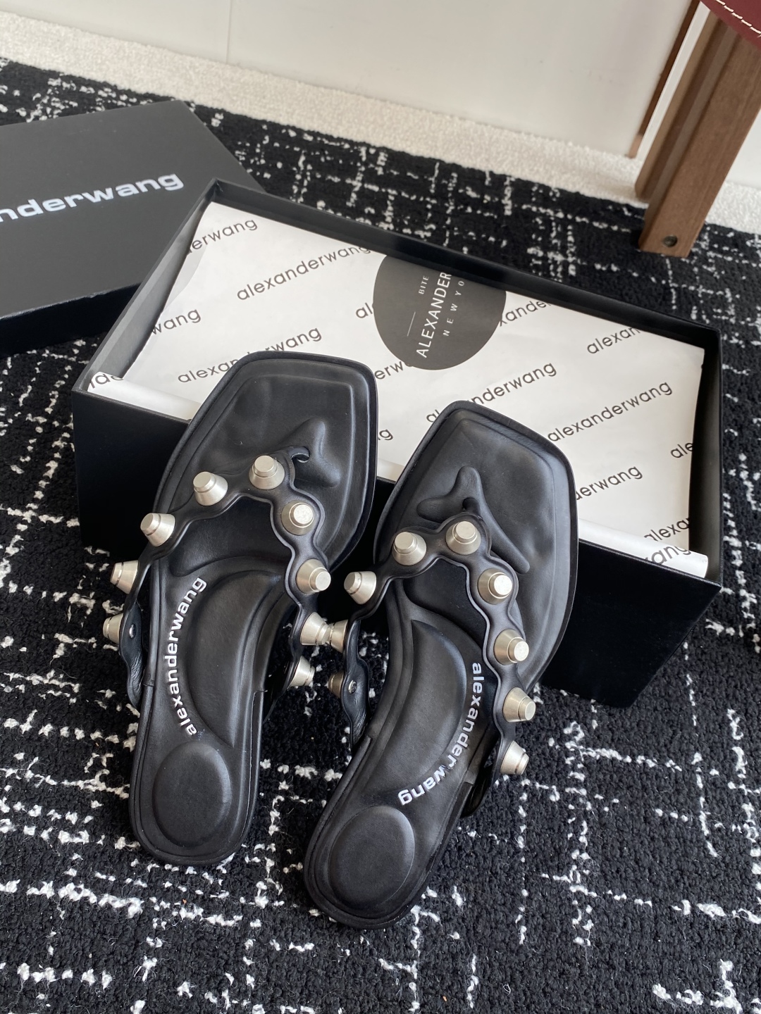 代购级
Alexander Wang 25ss 春季火爆新款 钮钉 人字拖鞋，性感钢珠包边高级优雅

整
