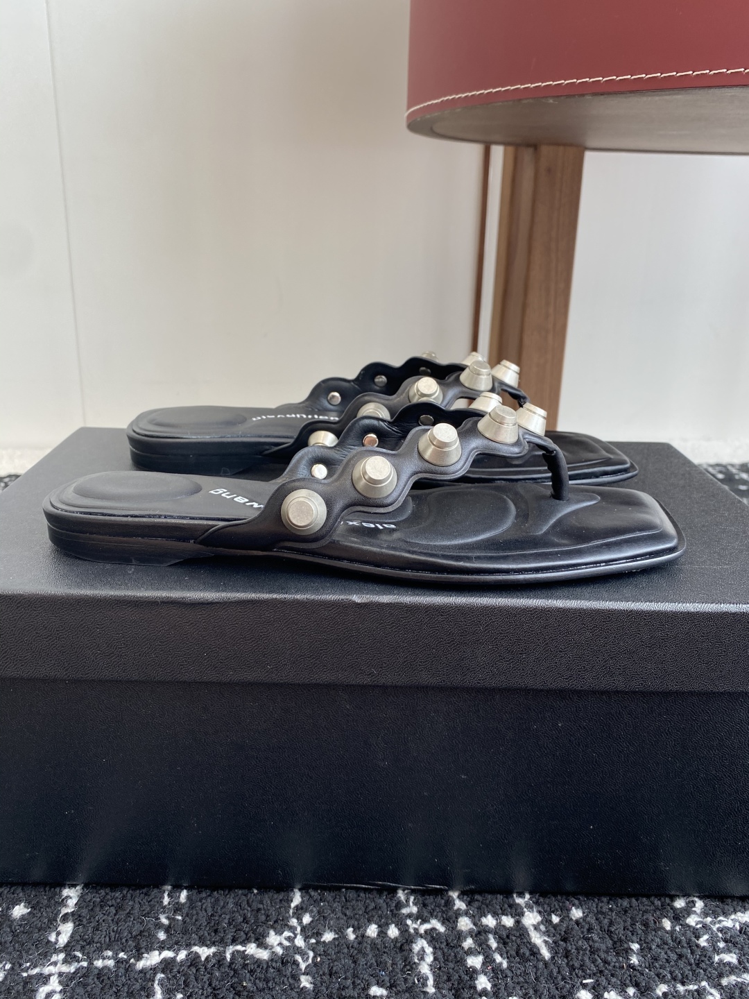 代购级
Alexander Wang 25ss 春季火爆新款 钮钉 人字拖鞋，性感钢珠包边高级优雅

整