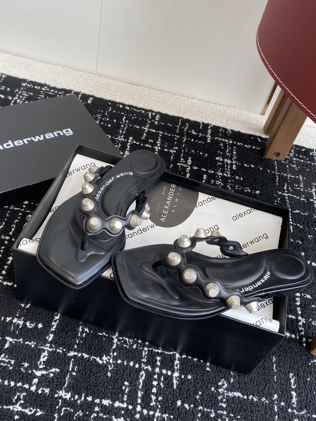 代购级
Alexander Wang 25ss 春季火爆新款 钮钉 人字拖鞋，性感钢珠包边高级优雅

整