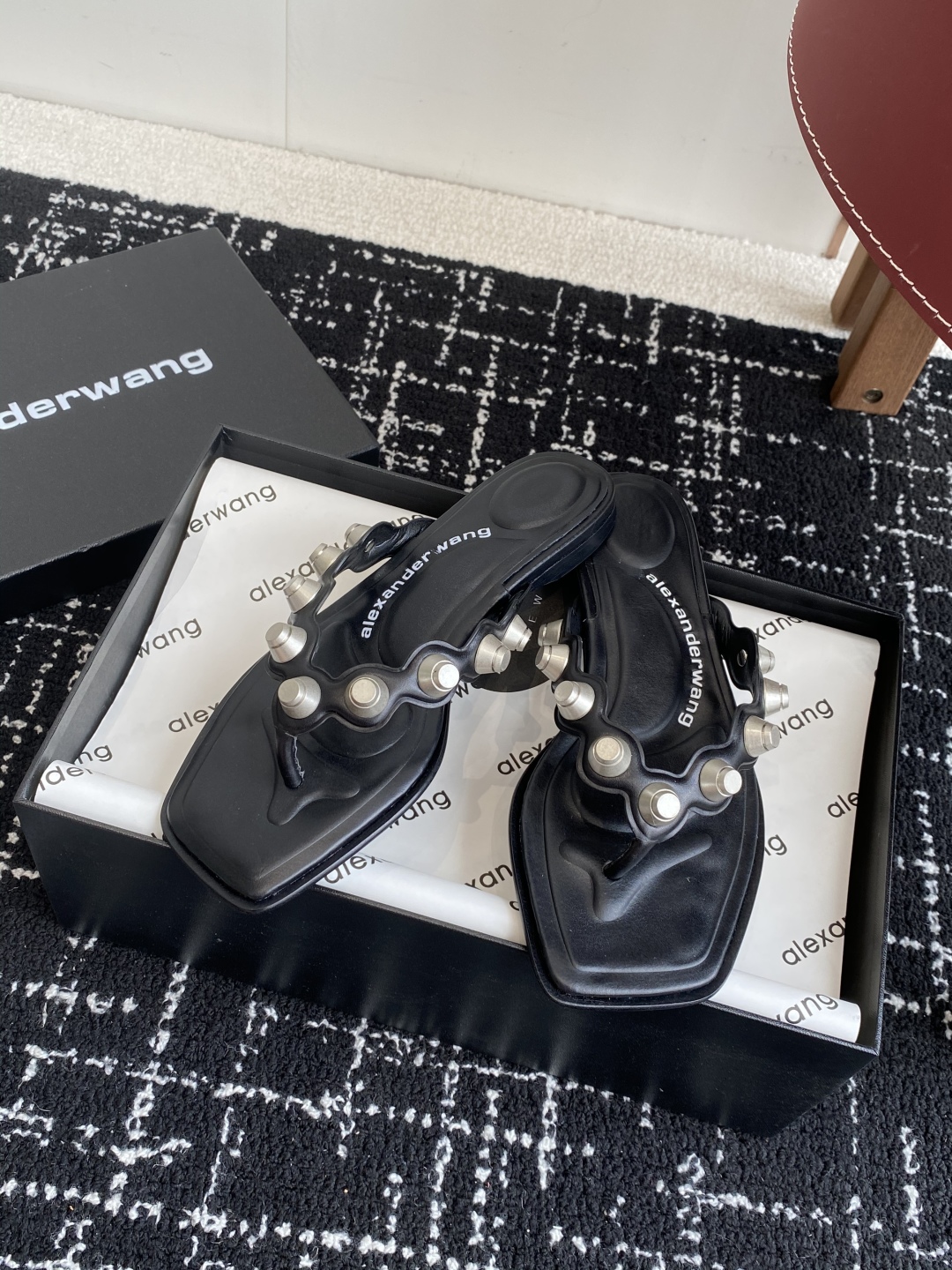 代购级
Alexander Wang 25ss 春季火爆新款 钮钉 人字拖鞋，性感钢珠包边高级优雅

整