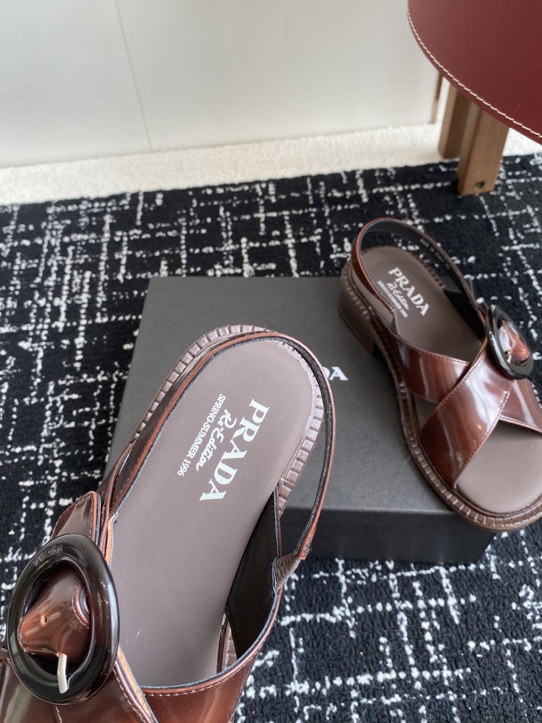 代购级
Prada 25ss 夏季新款 复古凉鞋

小粗跟特别稳，真的是好穿又好看 搭配个袜子穿，无敌好