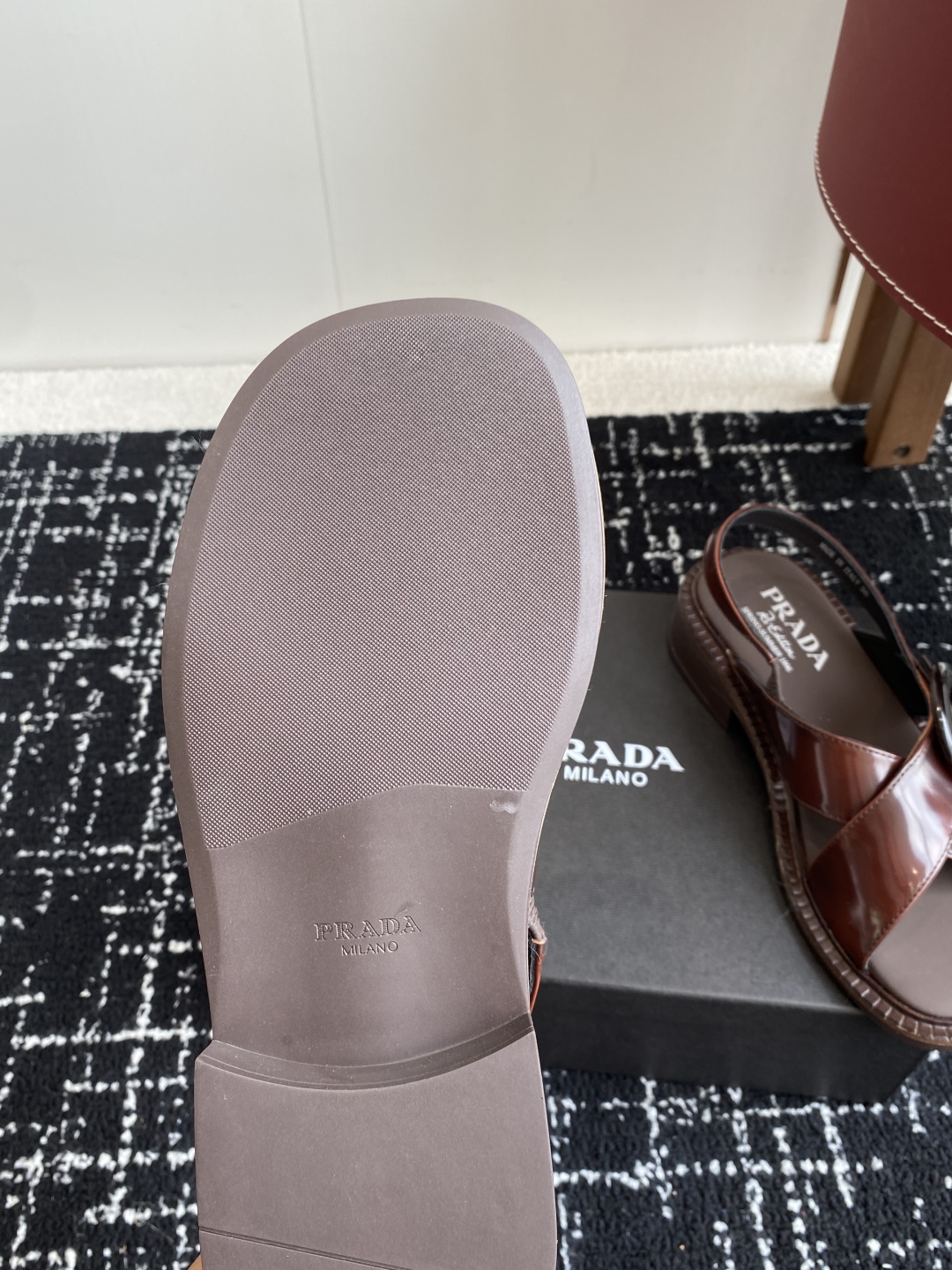 代购级
Prada 25ss 夏季新款 复古凉鞋

小粗跟特别稳，真的是好穿又好看 搭配个袜子穿，无敌好
