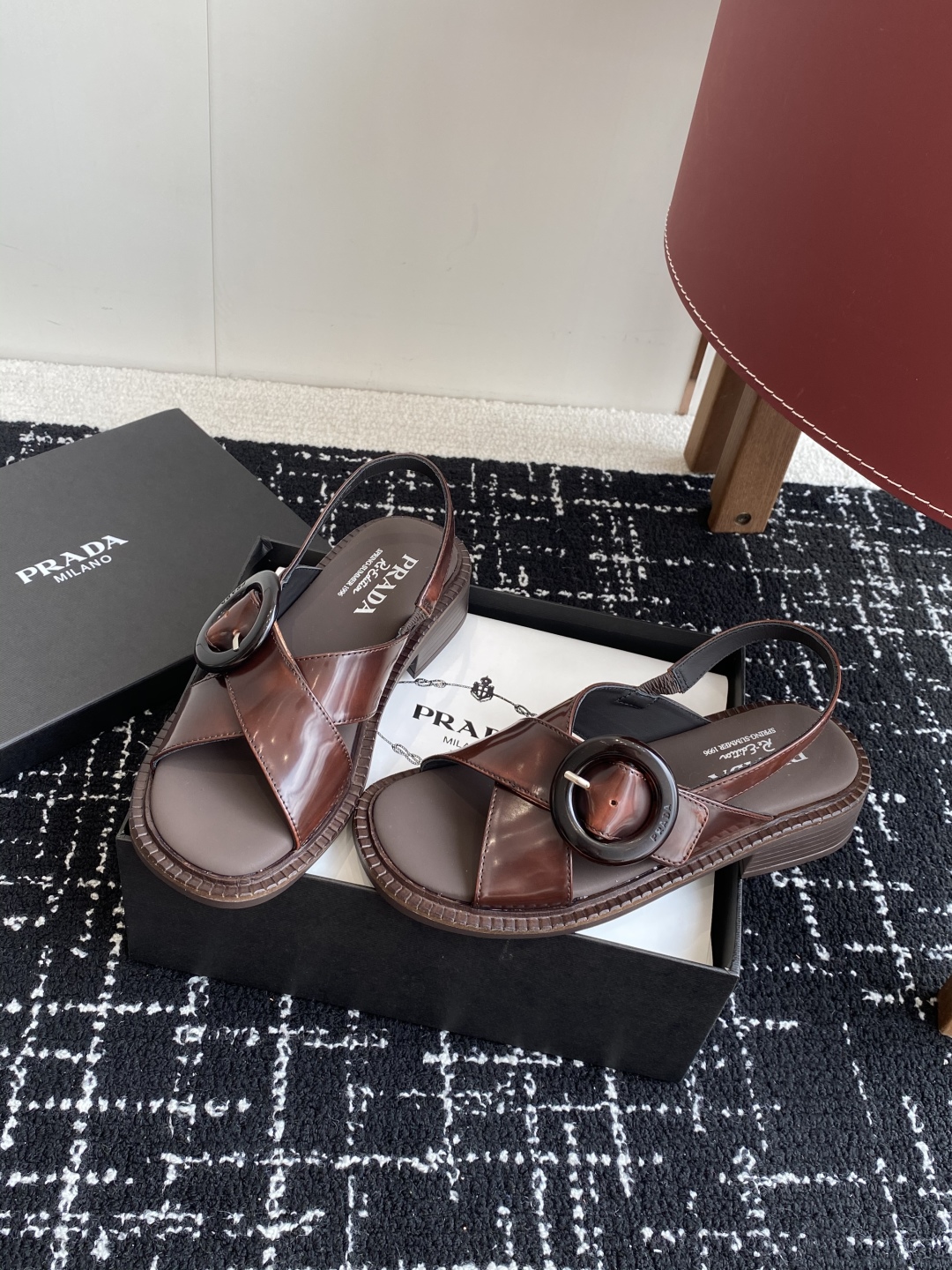 代购级
Prada 25ss 夏季新款 复古凉鞋

小粗跟特别稳，真的是好穿又好看 搭配个袜子穿，无敌好