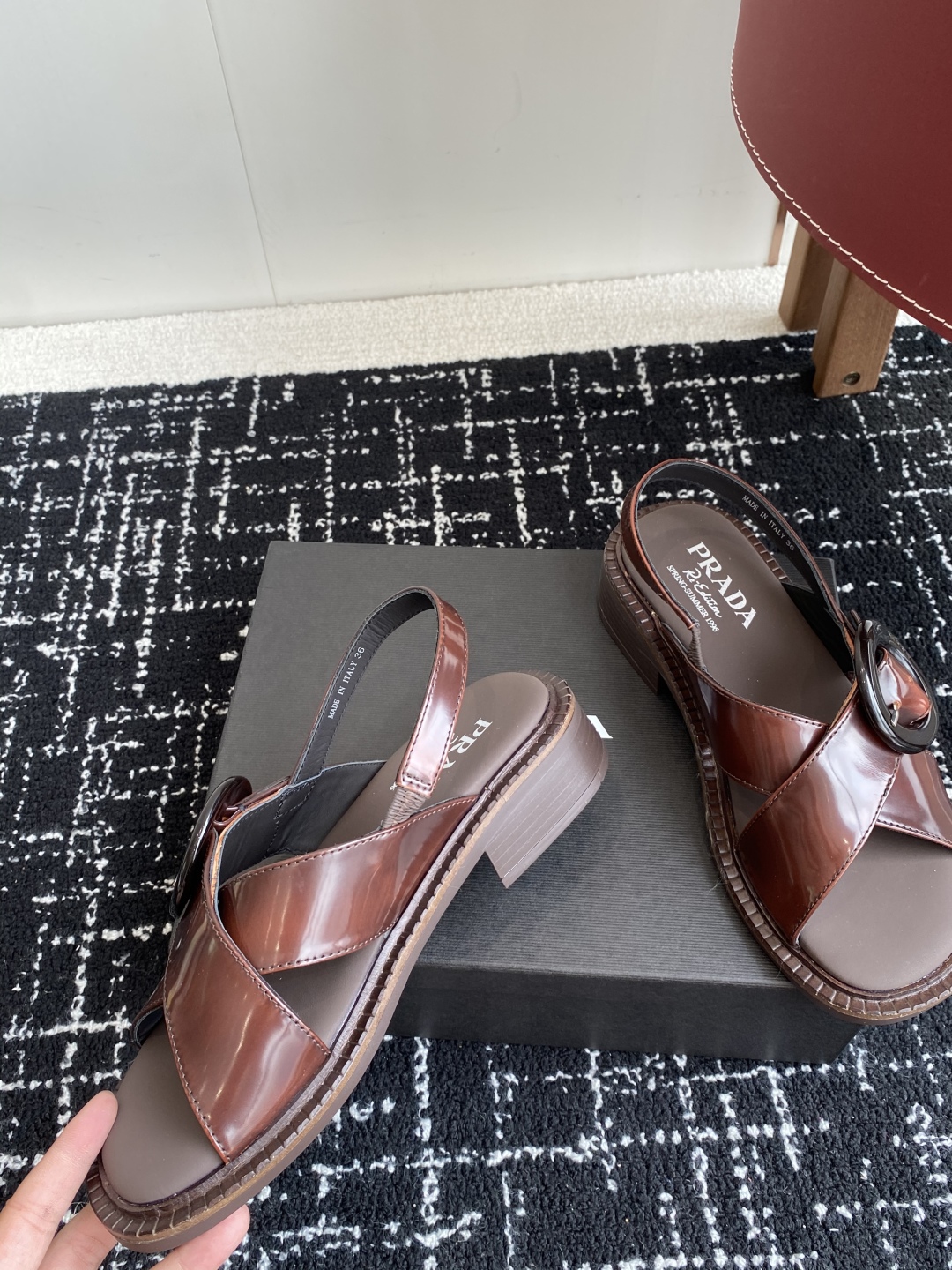 代购级
Prada 25ss 夏季新款 复古凉鞋

小粗跟特别稳，真的是好穿又好看 搭配个袜子穿，无敌好