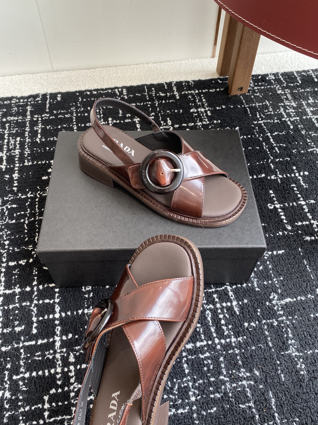 代购级
Prada 25ss 夏季新款 复古凉鞋

小粗跟特别稳，真的是好穿又好看 搭配个袜子穿，无敌好