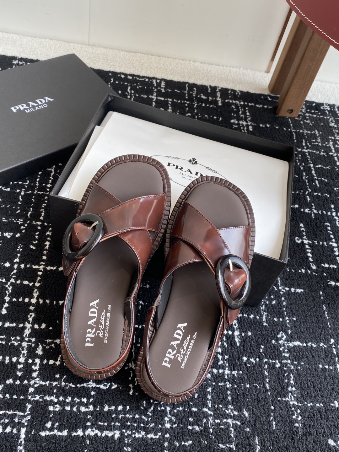 代购级
Prada 25ss 夏季新款 复古凉鞋

小粗跟特别稳，真的是好穿又好看 搭配个袜子穿，无敌好