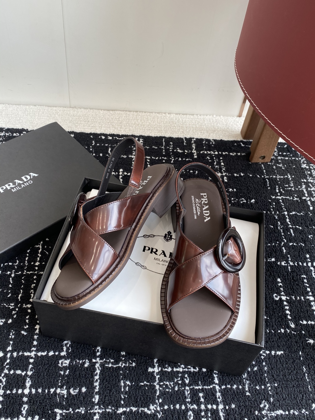 代购级
Prada 25ss 夏季新款 复古凉鞋

小粗跟特别稳，真的是好穿又好看 搭配个袜子穿，无敌好