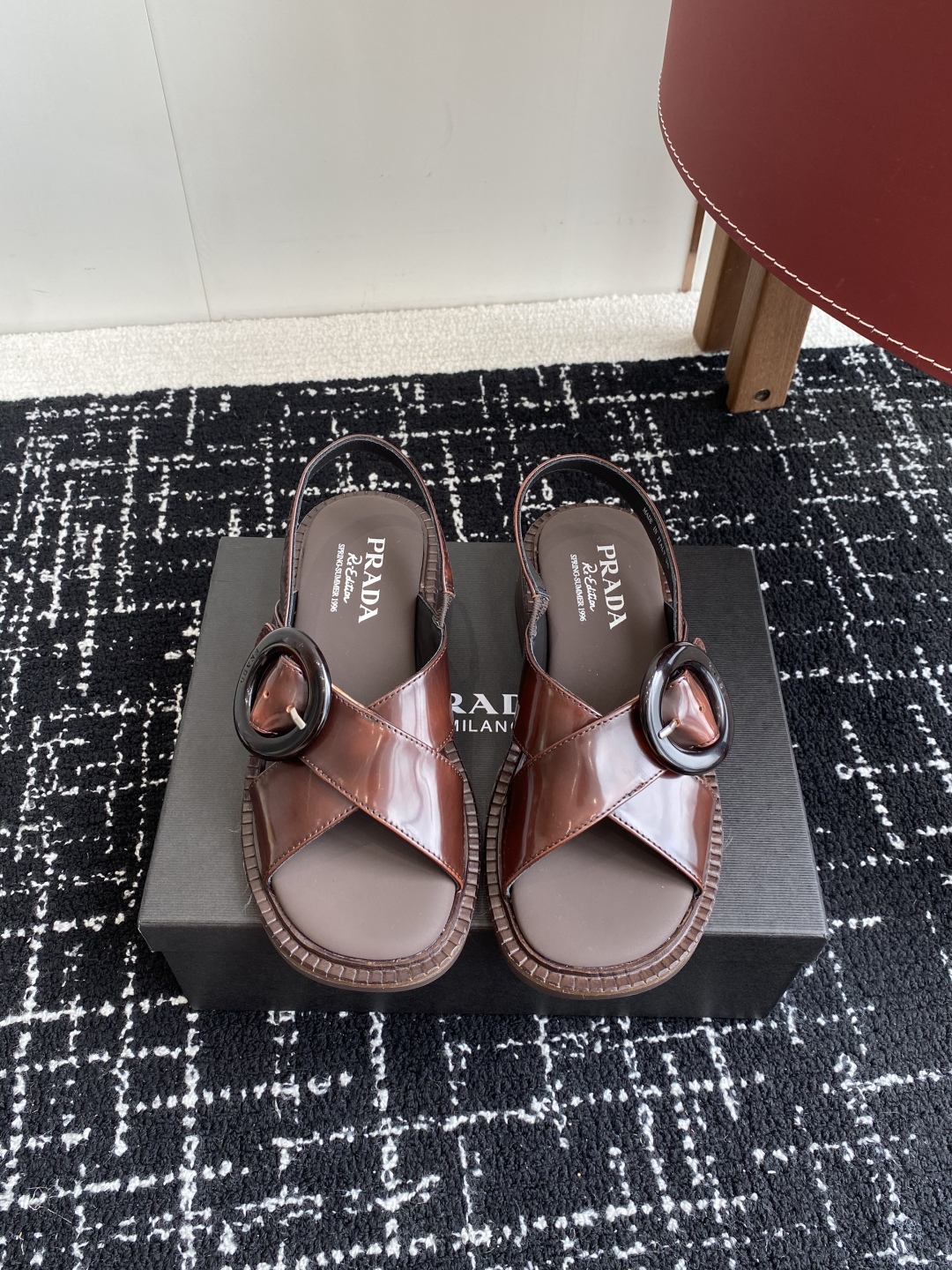 代购级
Prada 25ss 夏季新款 复古凉鞋

小粗跟特别稳，真的是好穿又好看 搭配个袜子穿，无敌好