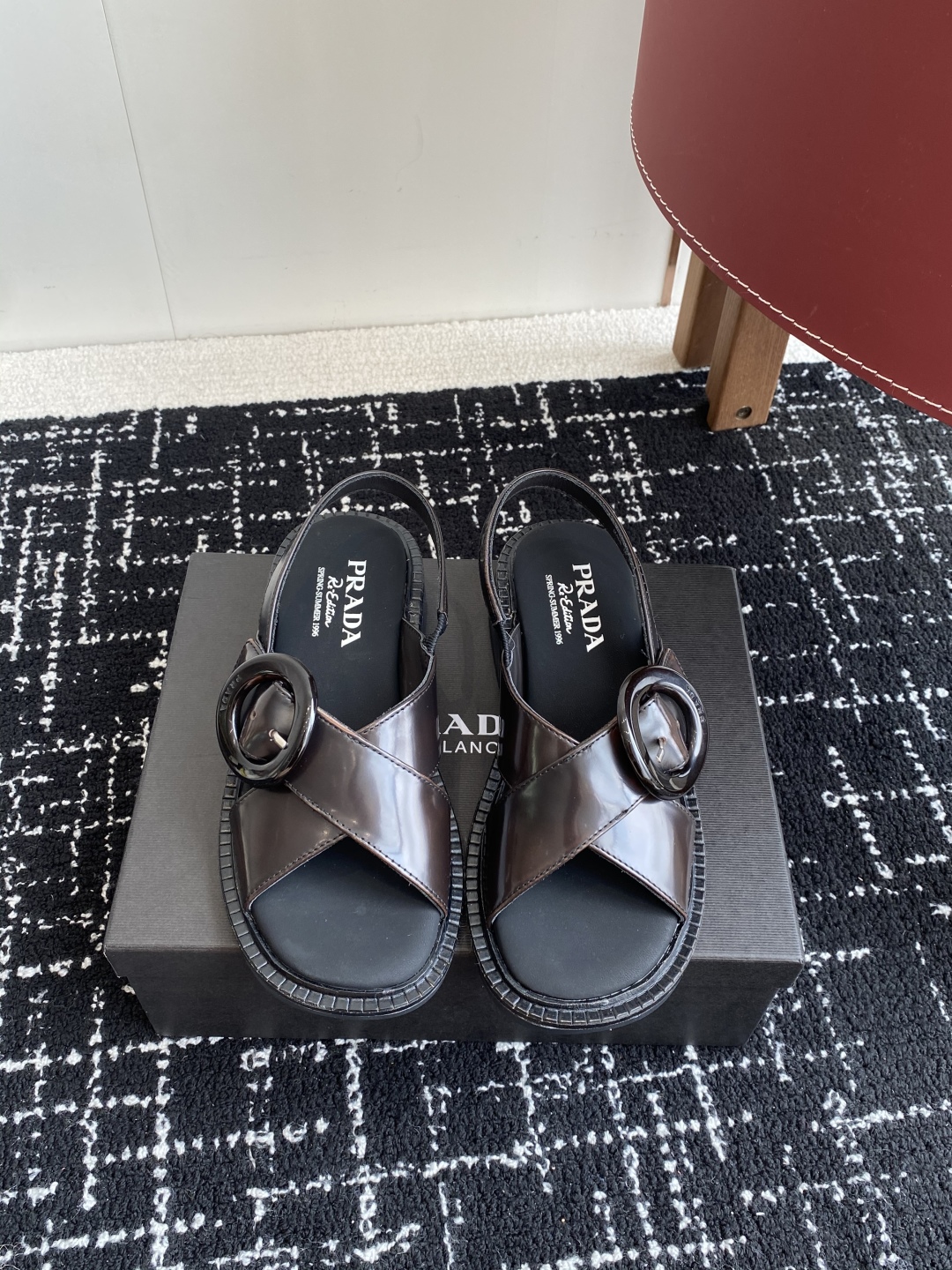 代购级
Prada 25ss 夏季新款 复古凉鞋

小粗跟特别稳，真的是好穿又好看 搭配个袜子穿，无敌好