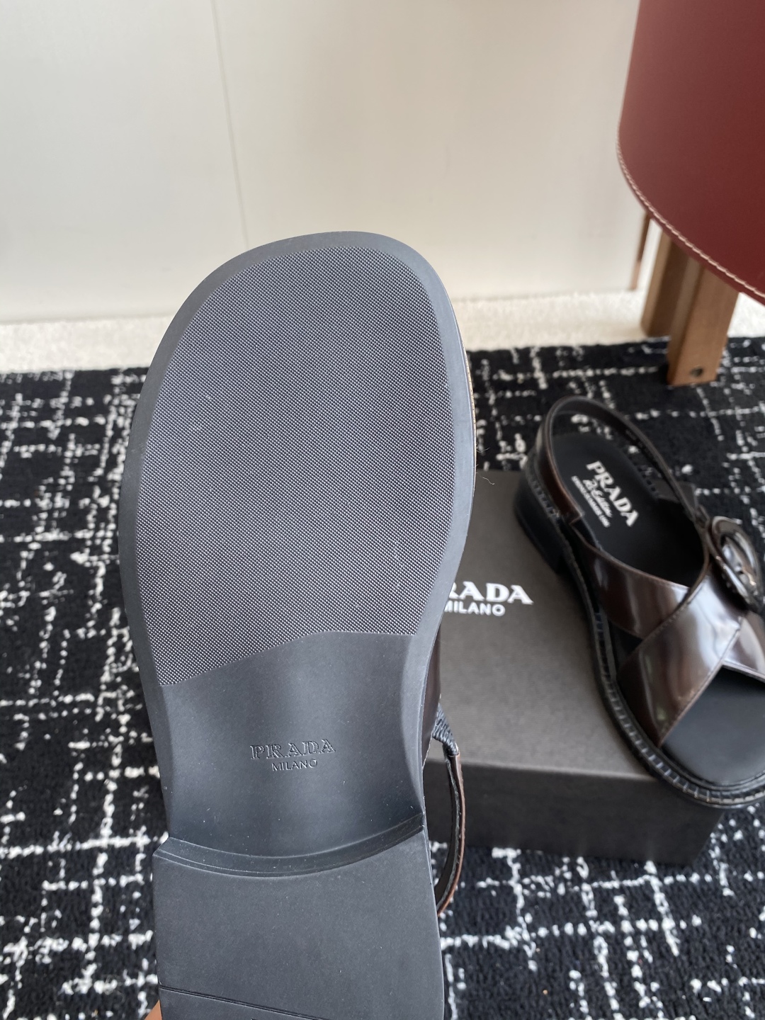 代购级
Prada 25ss 夏季新款 复古凉鞋

小粗跟特别稳，真的是好穿又好看 搭配个袜子穿，无敌好